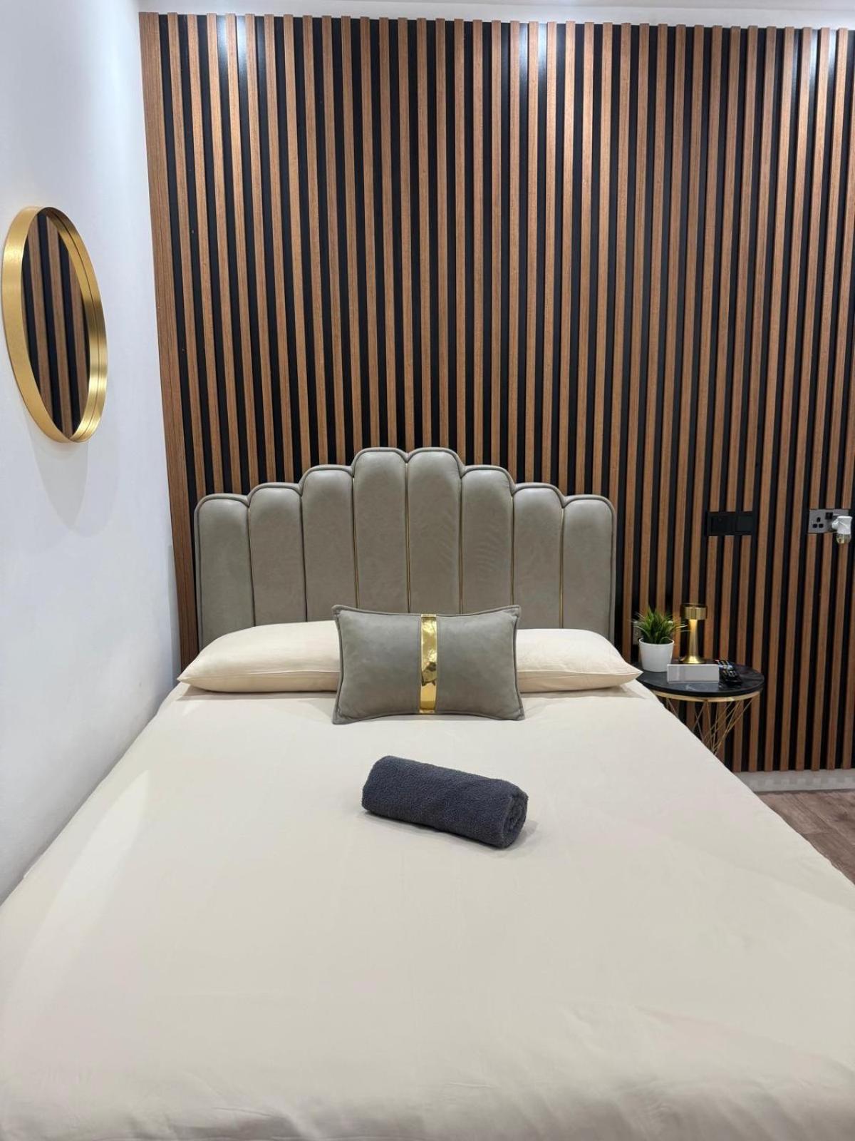 64 Hotel *