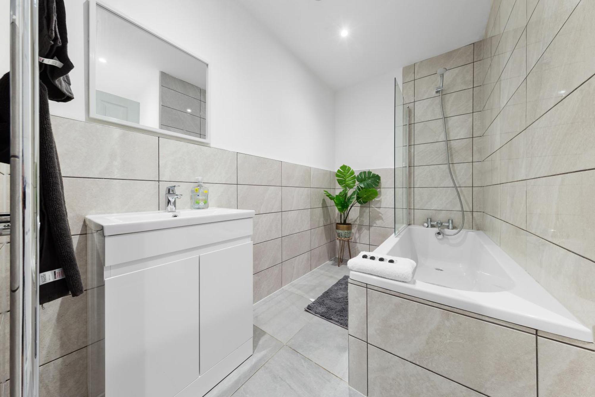 Serene 2-bed Escape With Garden & Parking- Vibes, Suburban Calm-book Instantly & Save On Long Stays! Apartment *