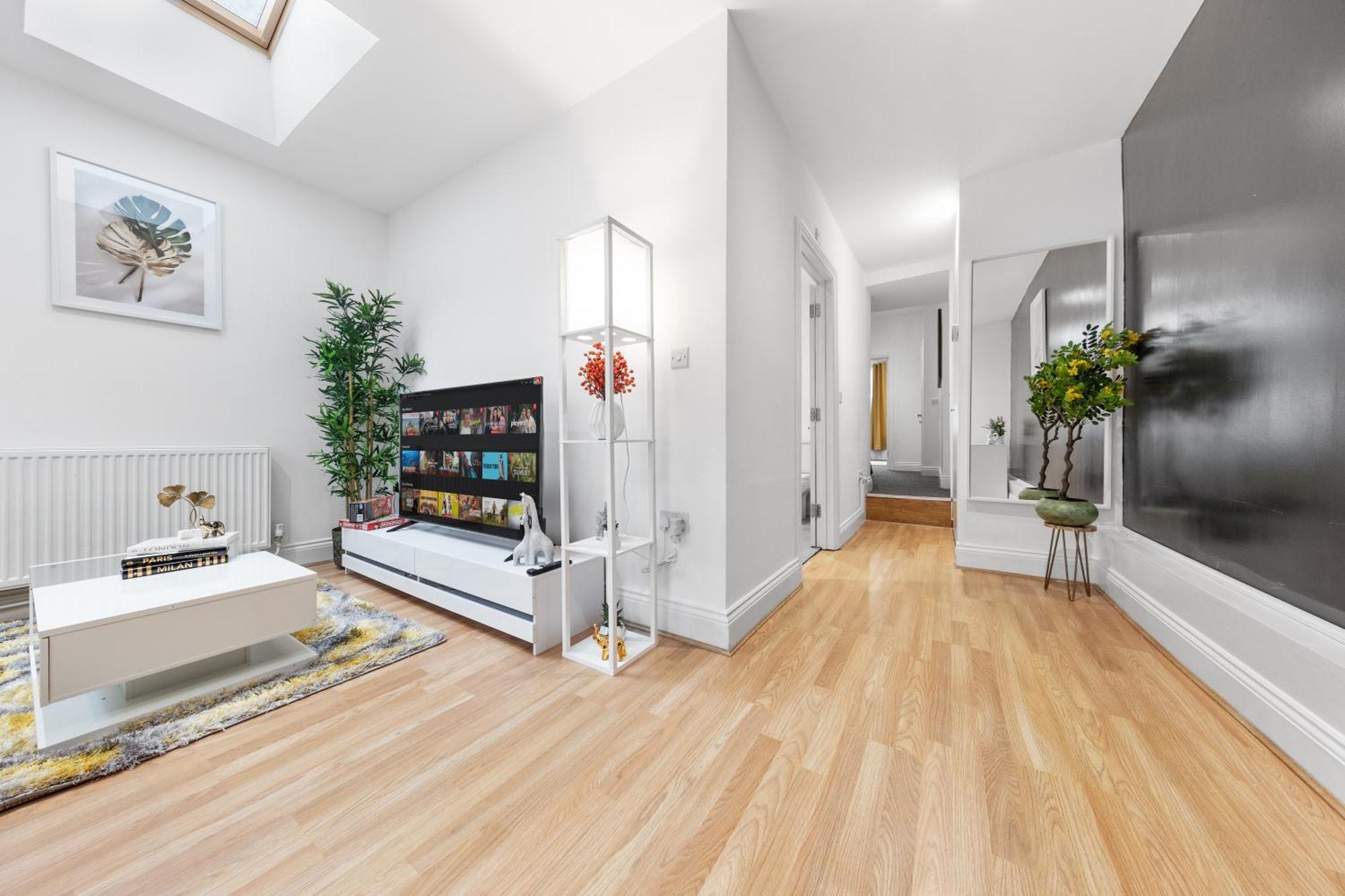 Serene 2-bed Escape With Garden & Parking- Vibes, Suburban Calm-book Instantly & Save On Long Stays! Apartment