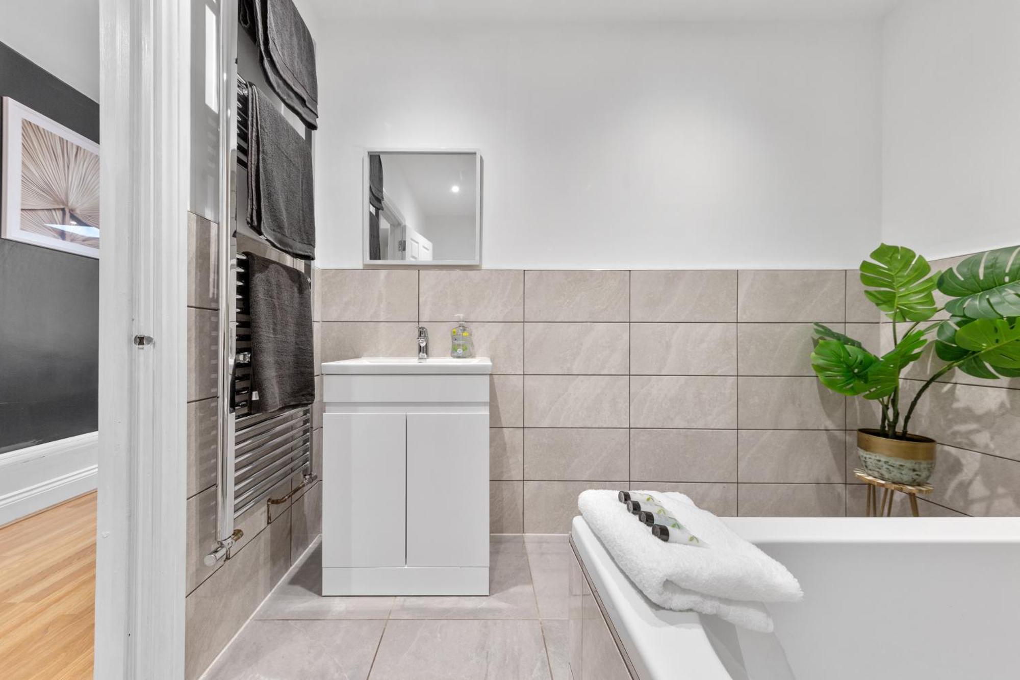 Apartment Serene 2-bed Escape With Garden & Parking- Vibes, Suburban Calm-book Instantly & Save On Long Stays! *