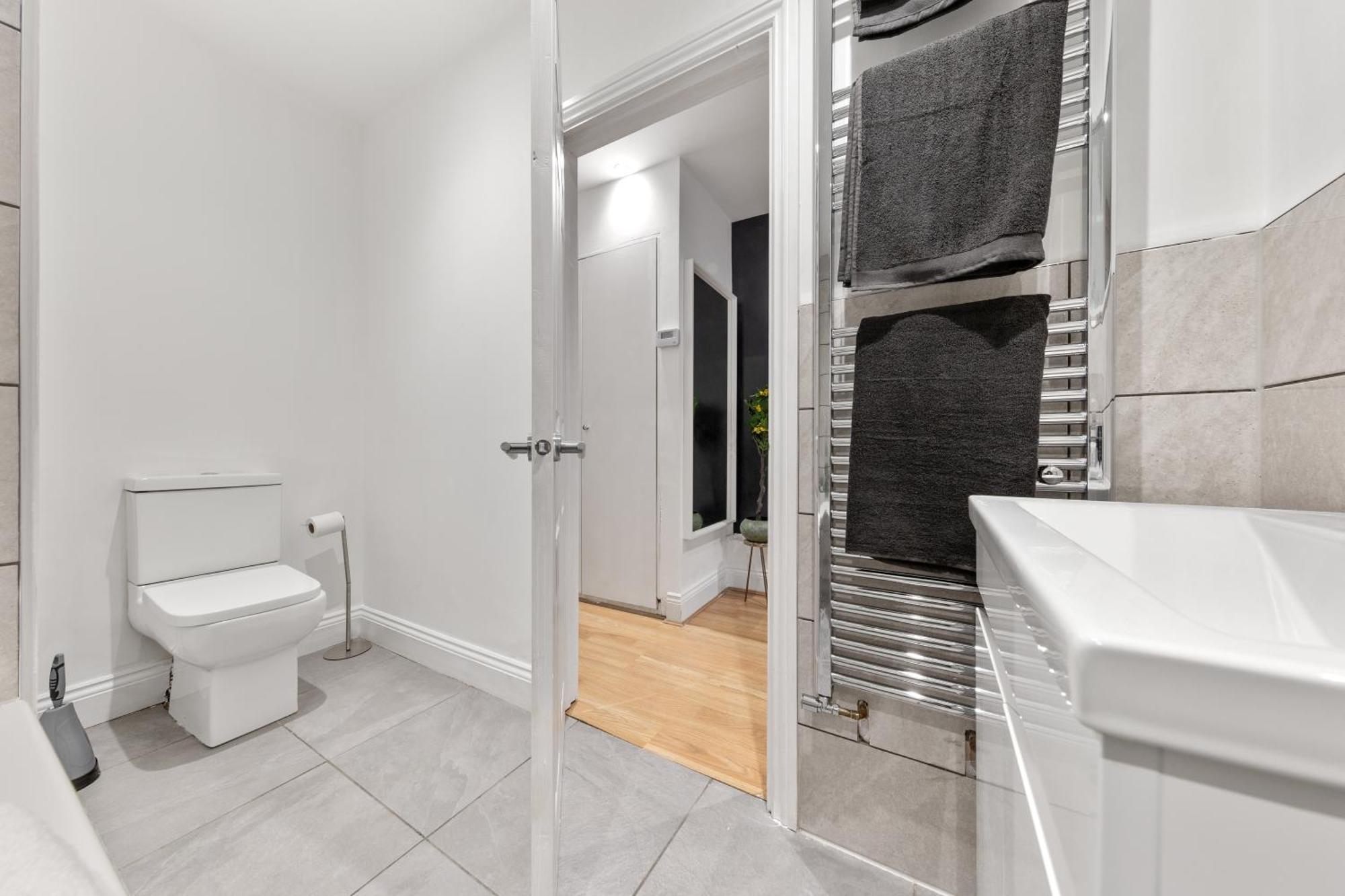 Serene 2-bed Escape With Garden & Parking- Vibes, Suburban Calm-book Instantly & Save On Long Stays! *