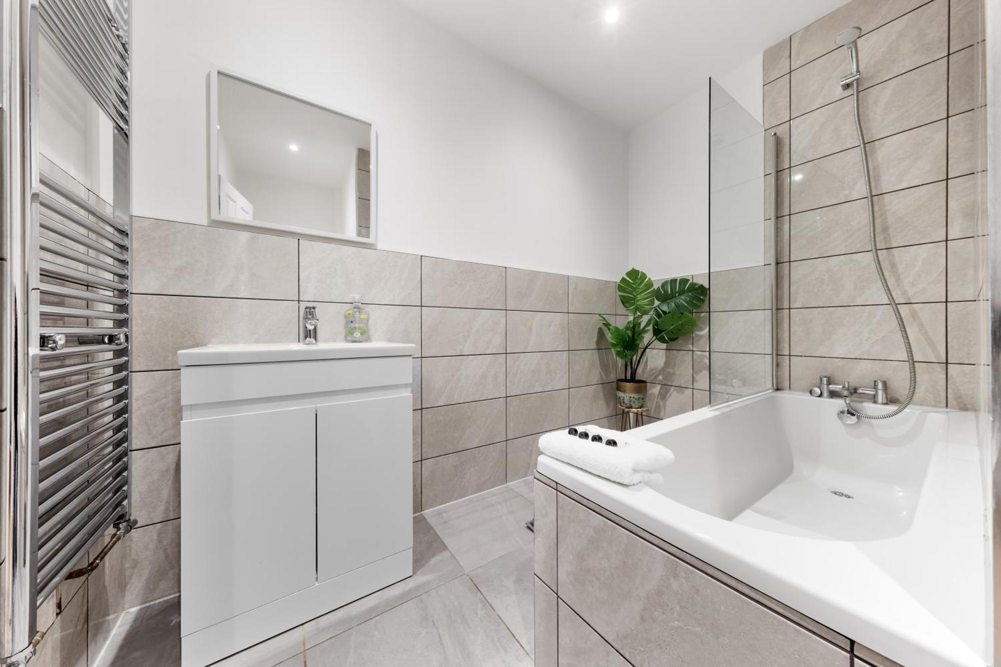 Apartment Serene 2-bed Escape With Garden & Parking- Vibes, Suburban Calm-book Instantly & Save On Long Stays!