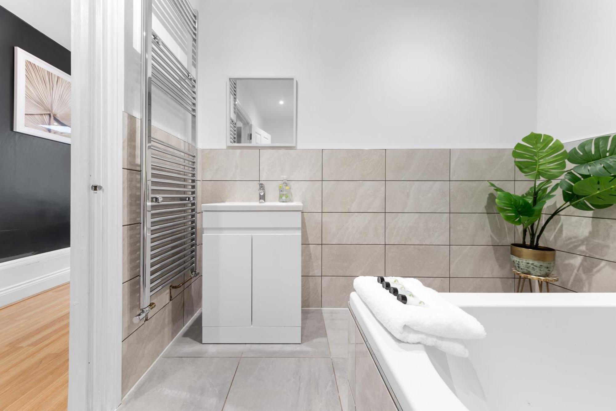 Serene 2-bed Escape With Garden & Parking- Vibes, Suburban Calm-book Instantly & Save On Long Stays! Apartment London