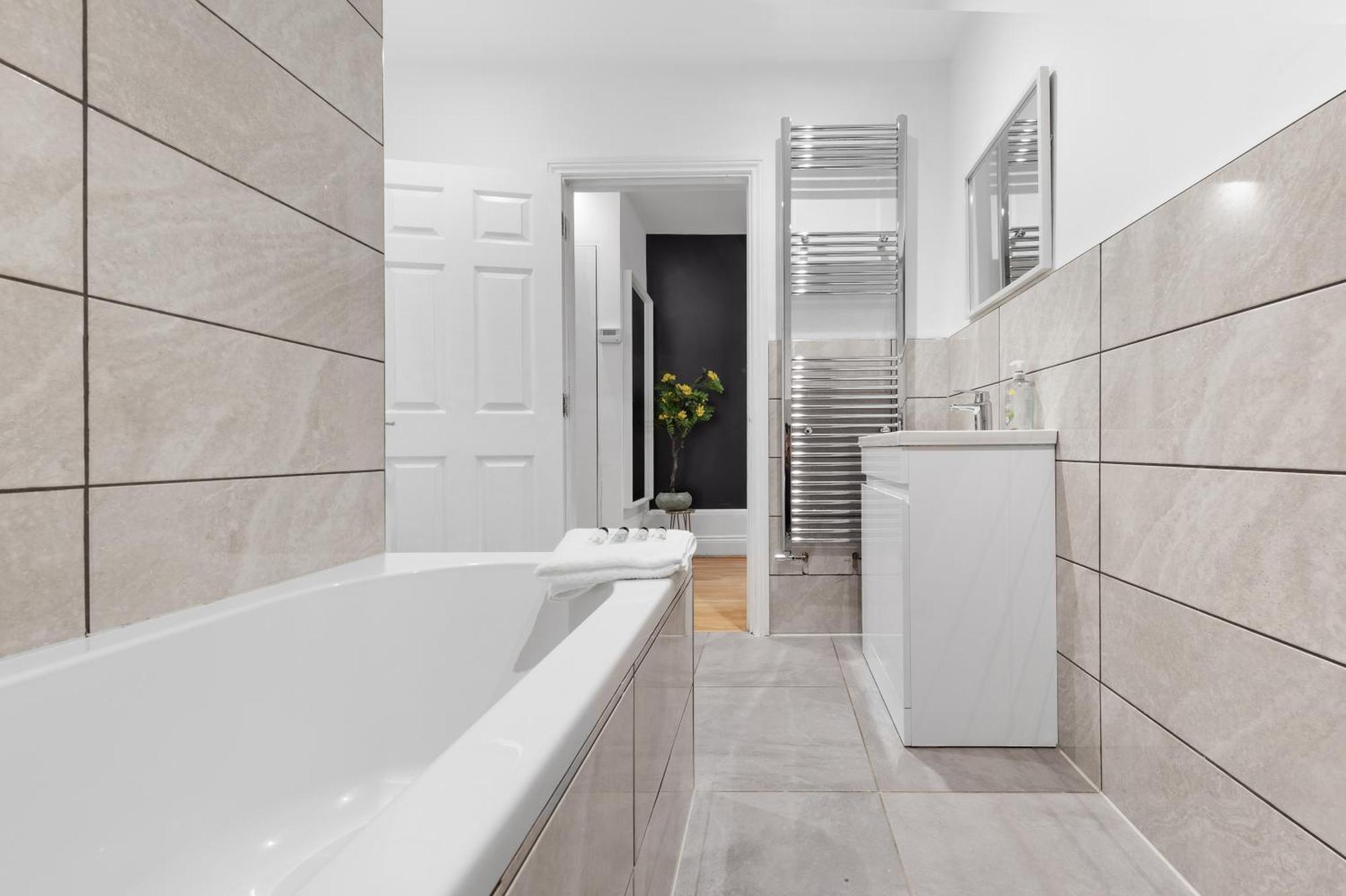 Serene 2-bed Escape With Garden & Parking- Vibes, Suburban Calm-book Instantly & Save On Long Stays! *