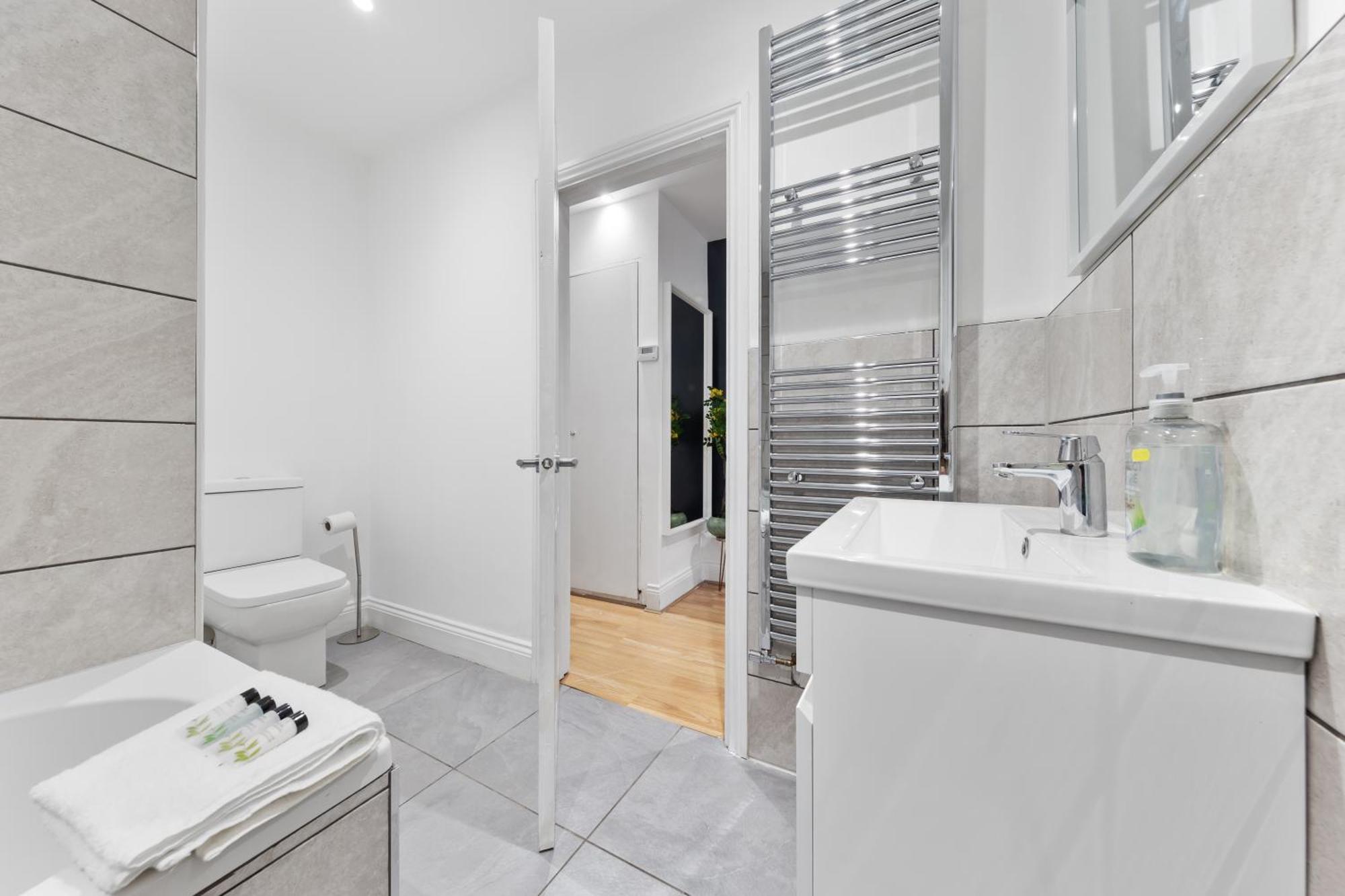 Serene 2-bed Escape With Garden & Parking- Vibes, Suburban Calm-book Instantly & Save On Long Stays!