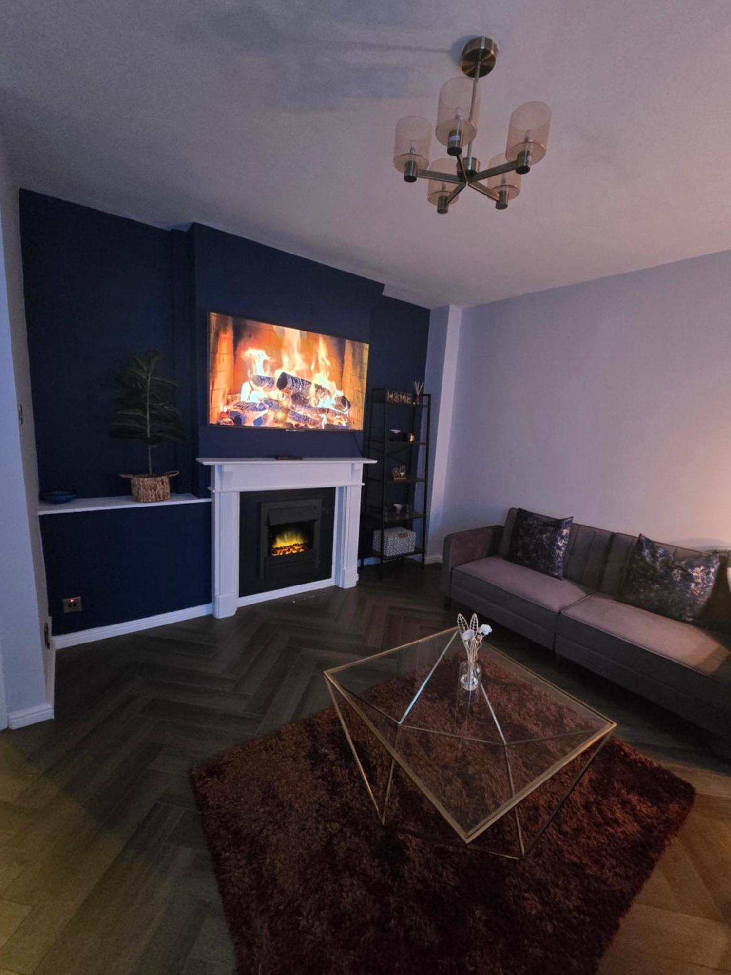 Contemporary & Spacious 1bd - Fireplace With Modern Comforts * London