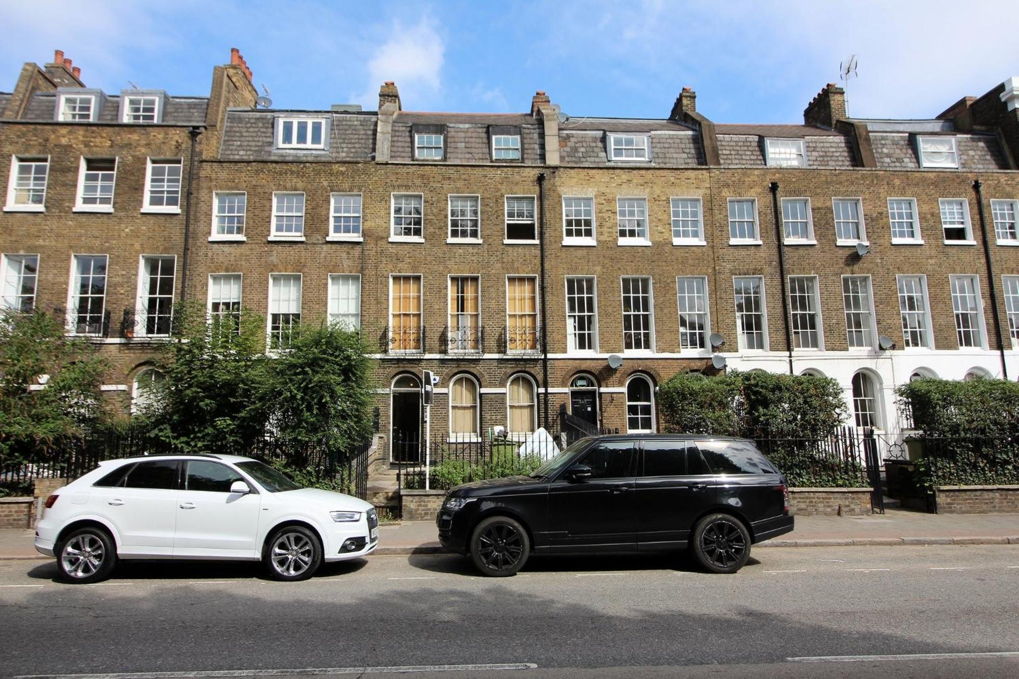 1 Bedroom Chic Flat By Hostarahomes, Sleeps Up To 4, Full Apartment, Location London