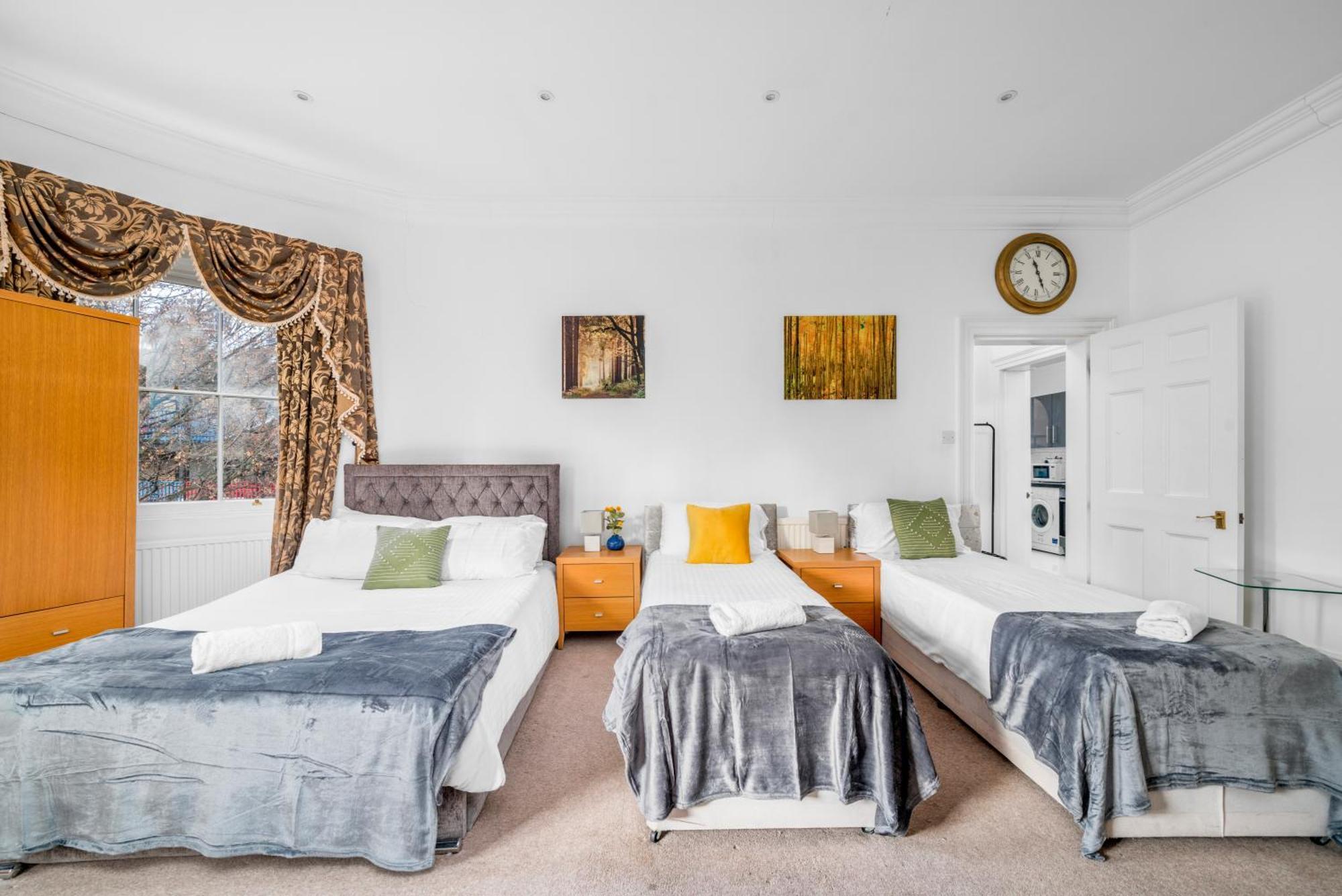 Canary Wharf - Spacious Near Excel Exhibition Centre, O2 Arena, Airport, Free Parking & Wifi Apartment London