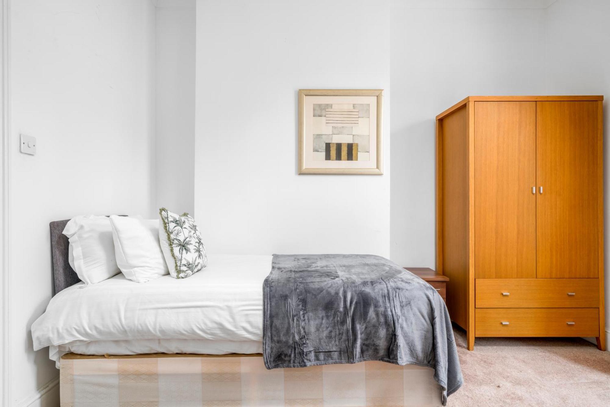 Canary Wharf - Spacious Near Excel Exhibition Centre, O2 Arena, Airport, Free Parking & Wifi Apartment London