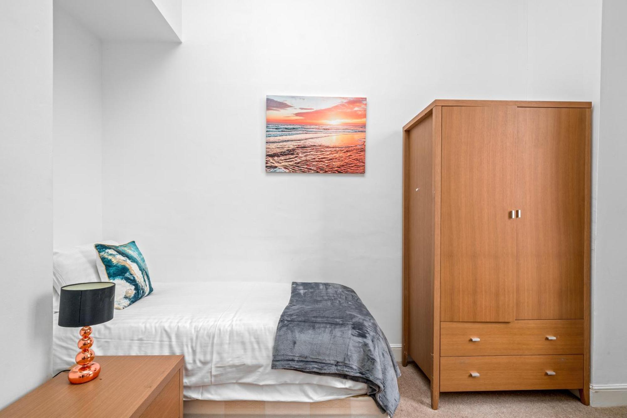 Apartment Canary Wharf - Spacious Near Excel Exhibition Centre, O2 Arena, Airport, Free Parking & Wifi