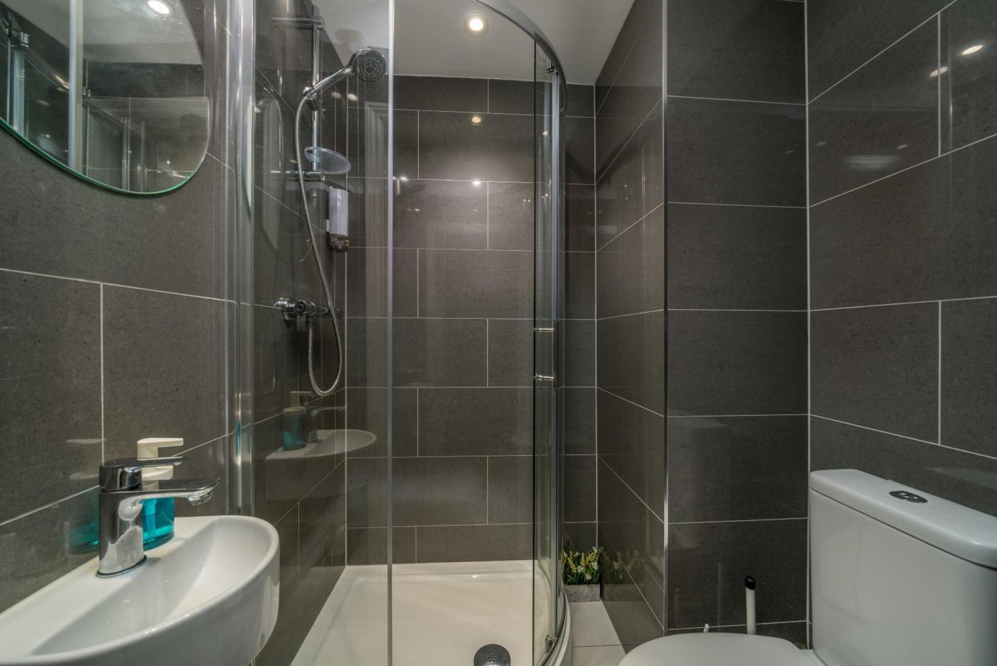 Apartment Canary Wharf - Spacious Near Excel Exhibition Centre, O2 Arena, Airport, Free Parking & Wifi