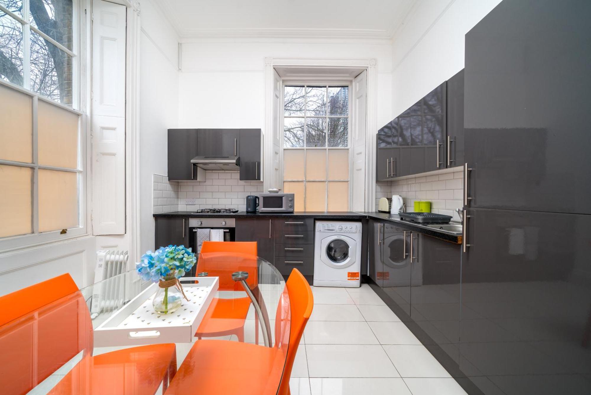 Canary Wharf - Spacious Near Excel Exhibition Centre, O2 Arena, Airport, Free Parking & Wifi Apartment London