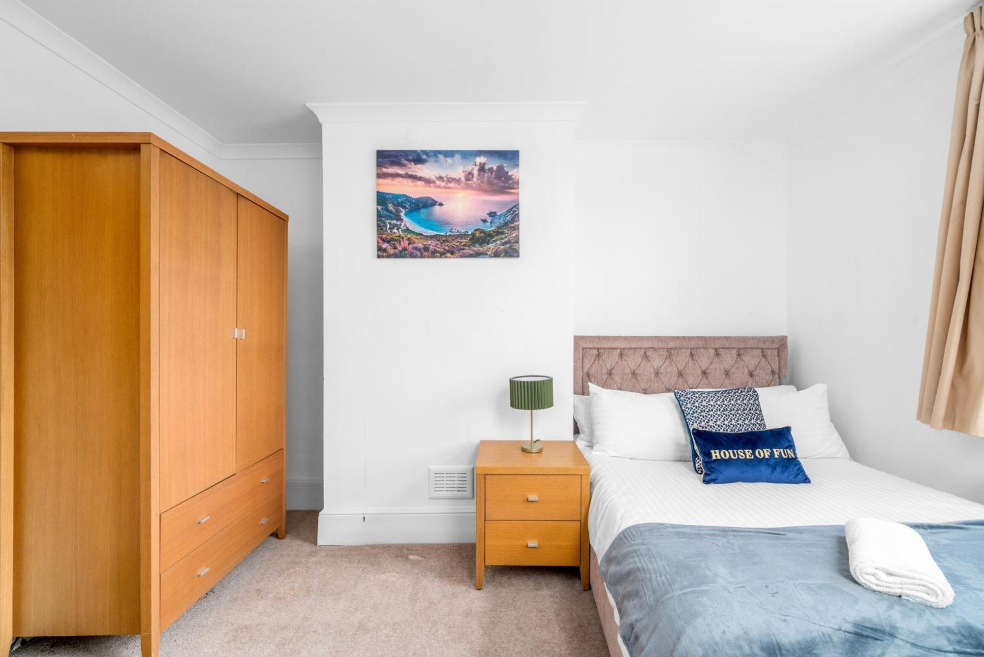 Canary Wharf - Spacious Near Excel Exhibition Centre, O2 Arena, Airport, Free Parking & Wifi Apartment *