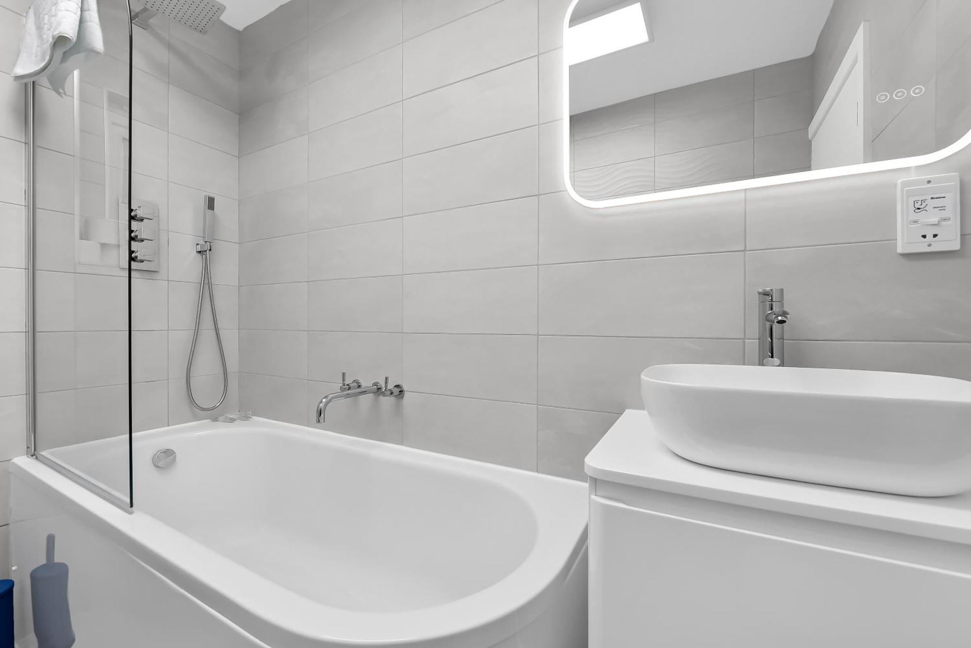 Apartment Lovely 4 Bedroom With Outdoor Space *