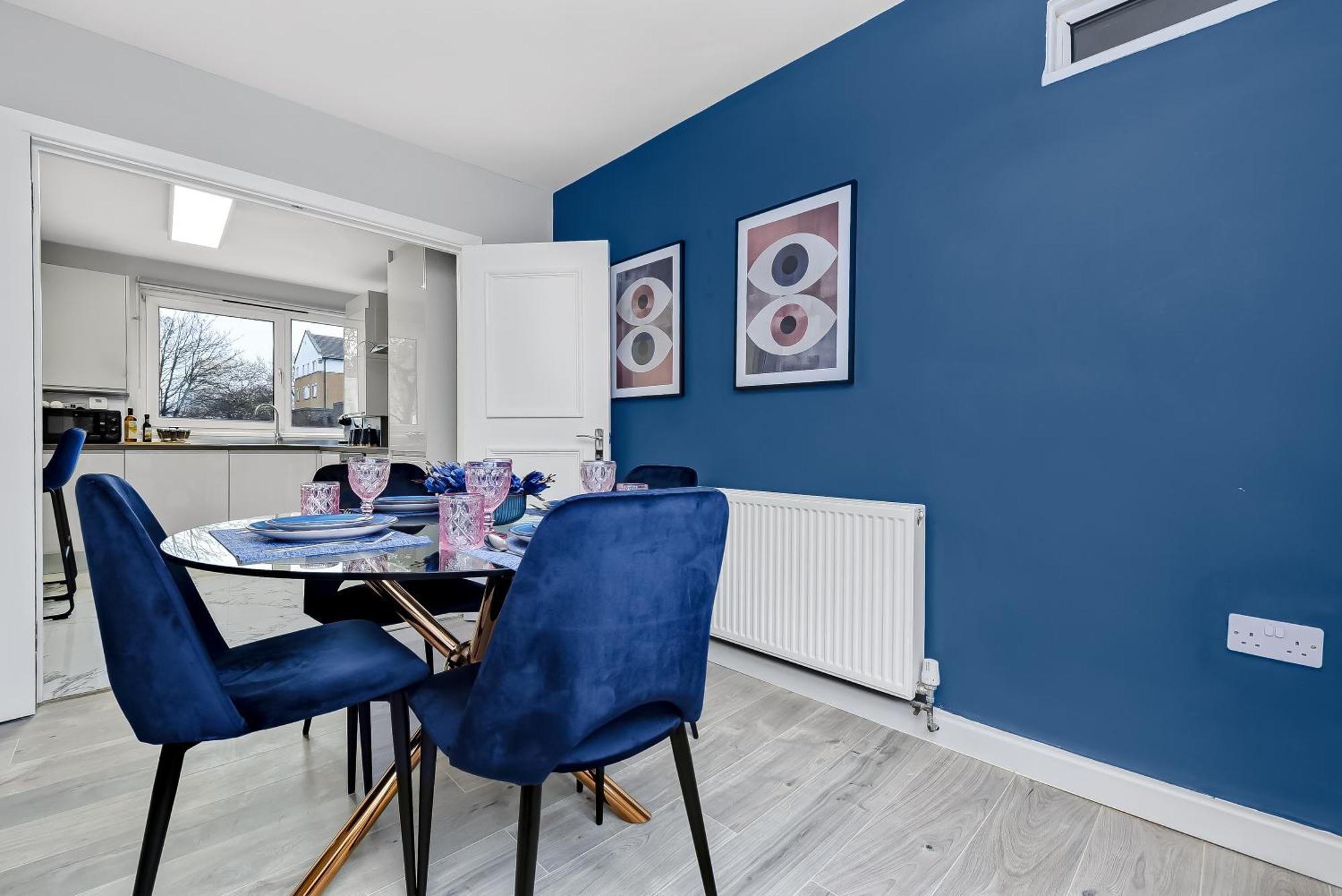 Lovely 4 Bedroom With Outdoor Space Apartment *