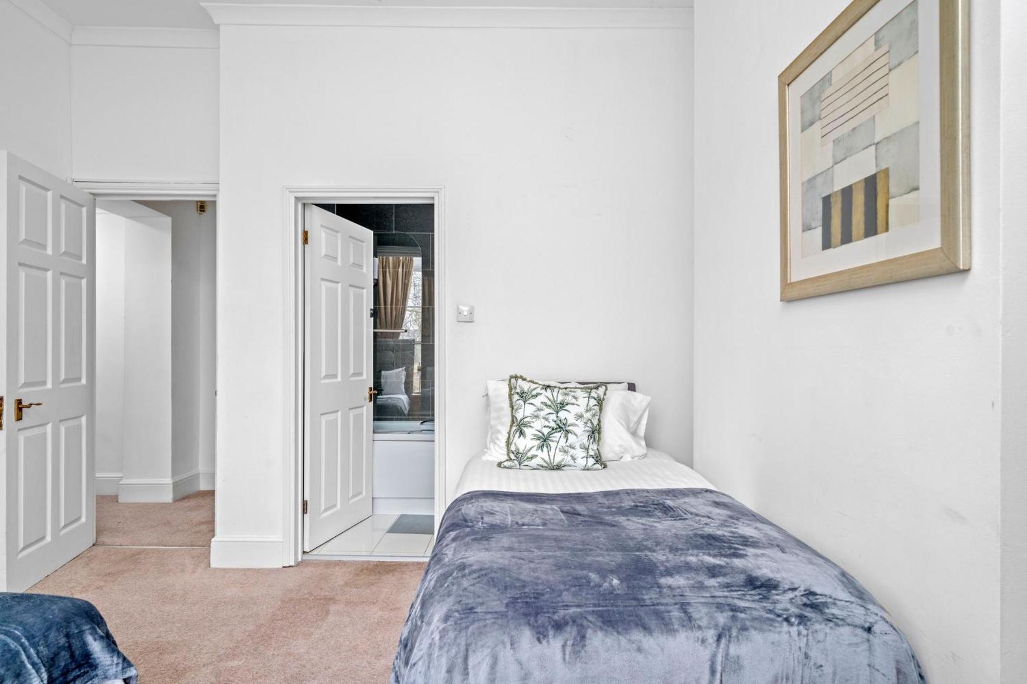 Elegant 2bed By 02 Arena, Airport With Fast Wi-fi And Parking Apartment *