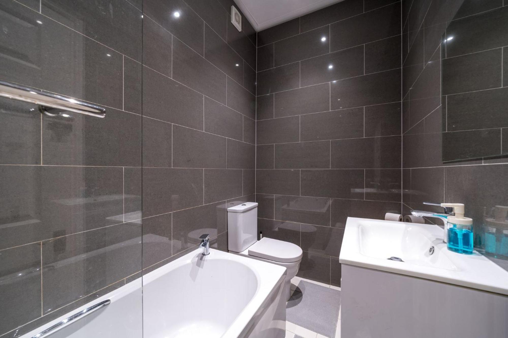 Elegant 2bed By 02 Arena, Airport With Fast Wi-fi And Parking Apartment London