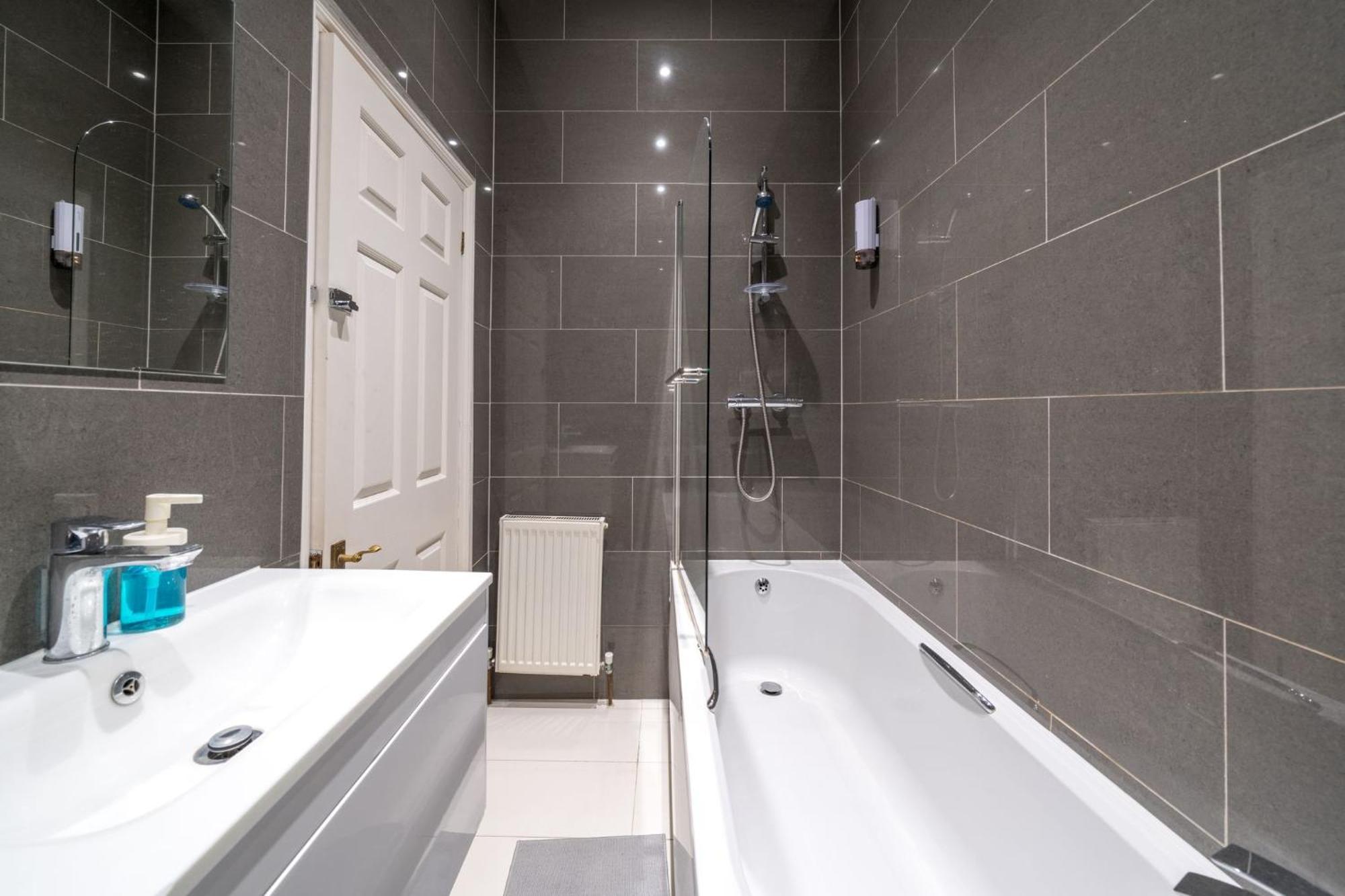 Elegant 2bed By 02 Arena, Airport With Fast Wi-fi And Parking