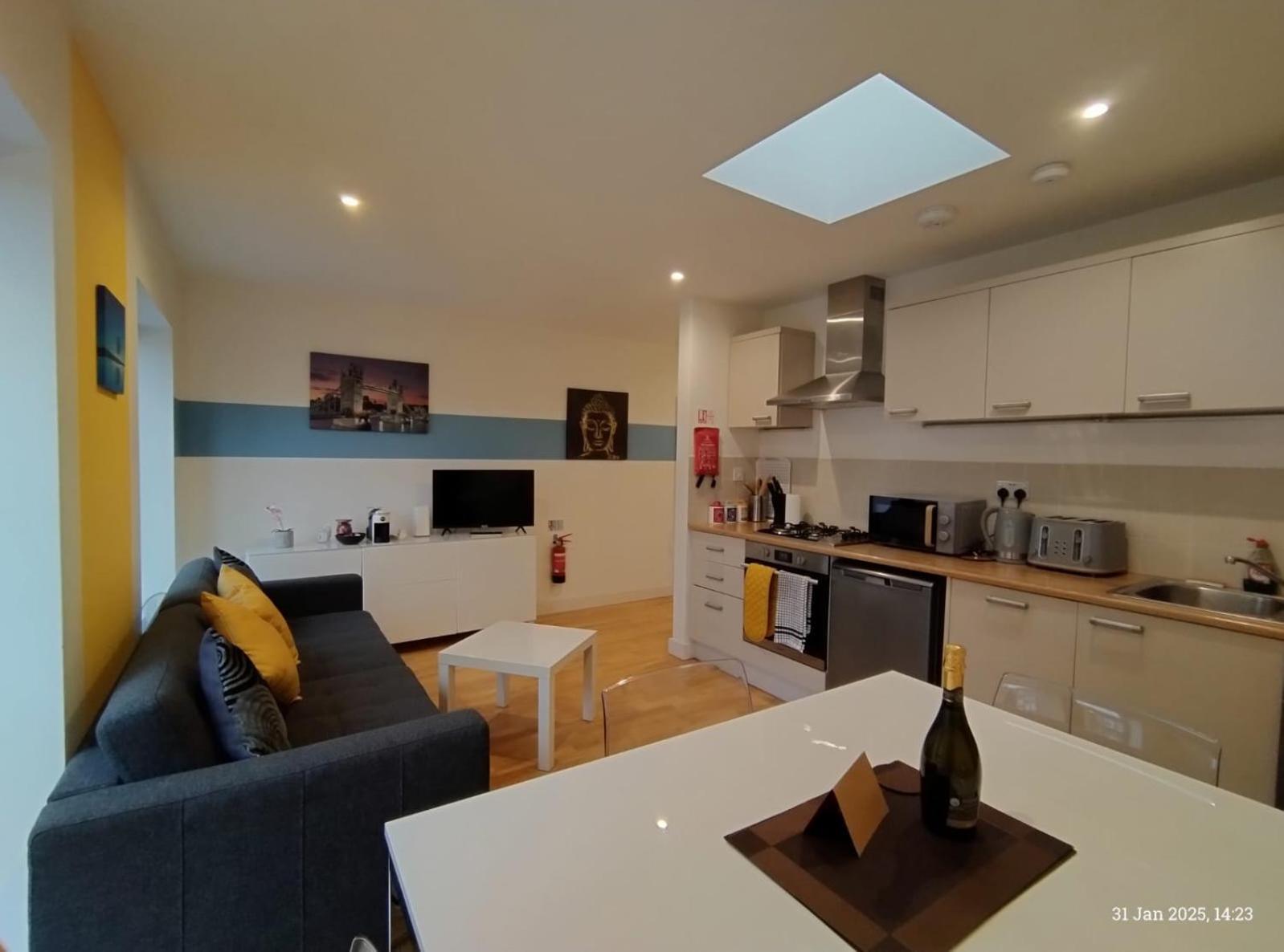 Lovely 1 Bedroom In South East Apartment *