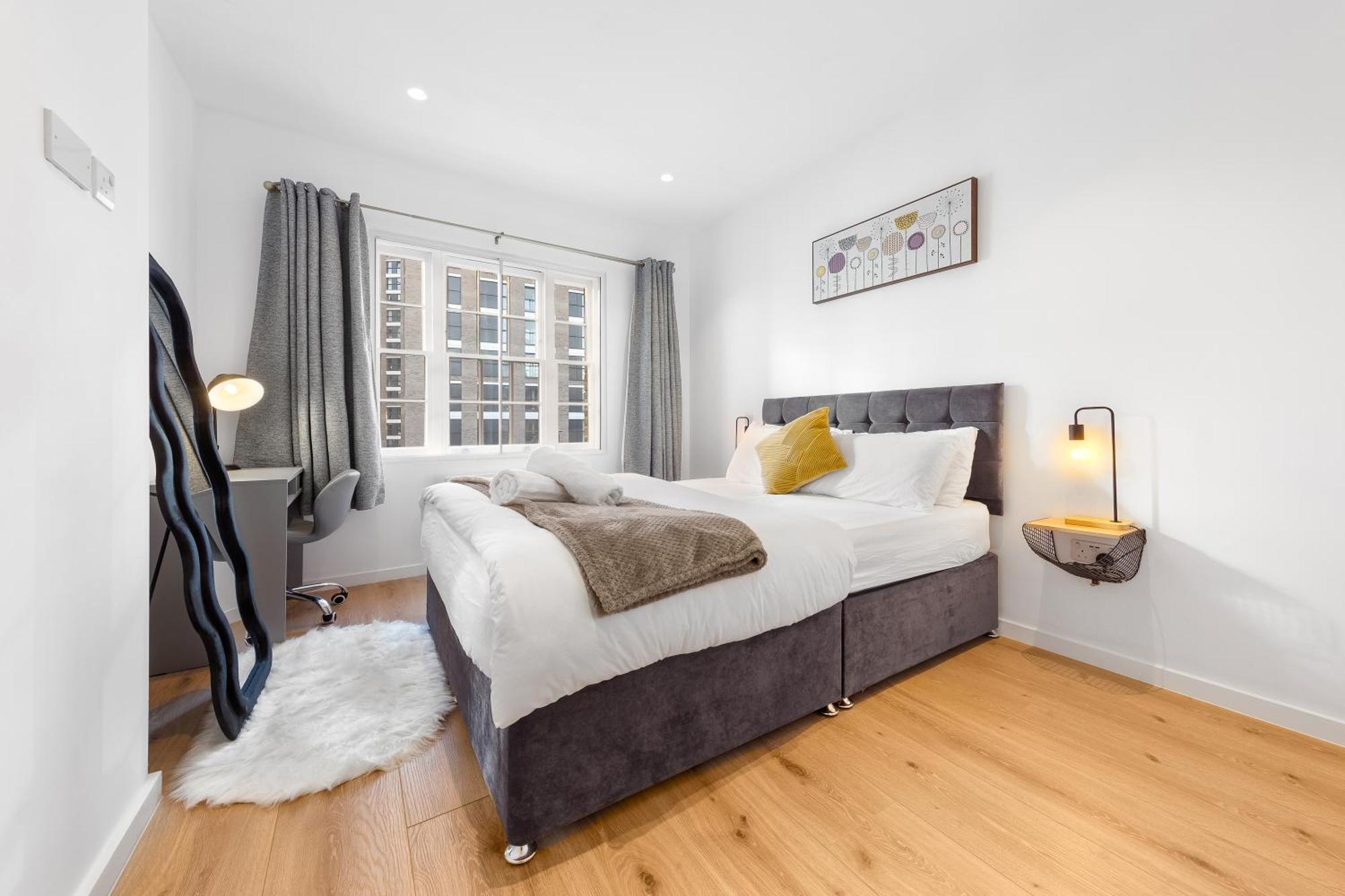 Modern Luxury Next To Aldgate East Station And Tower Of Apartment *