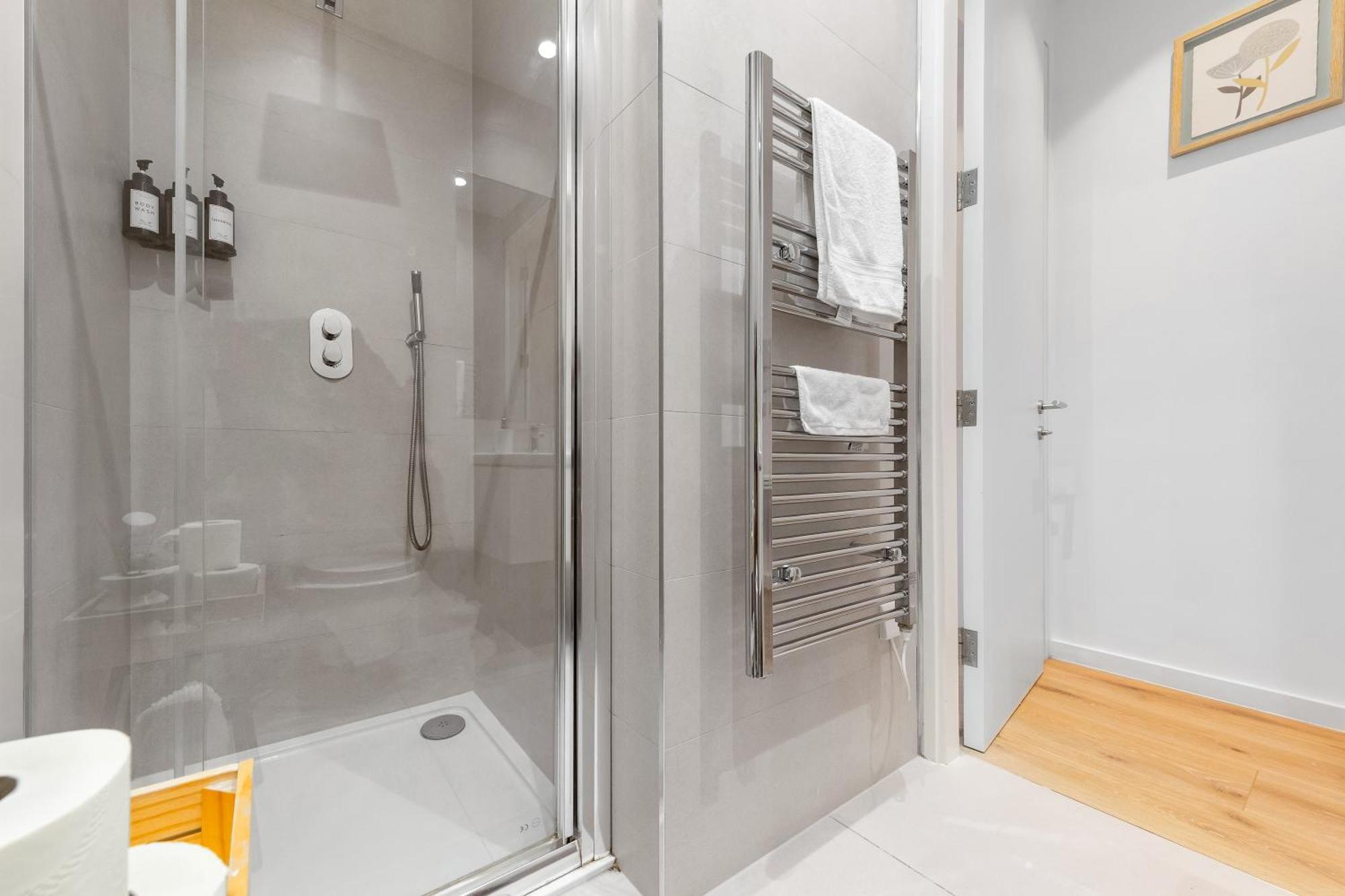 Modern Luxury Next To Aldgate East Station And Tower Of * London
