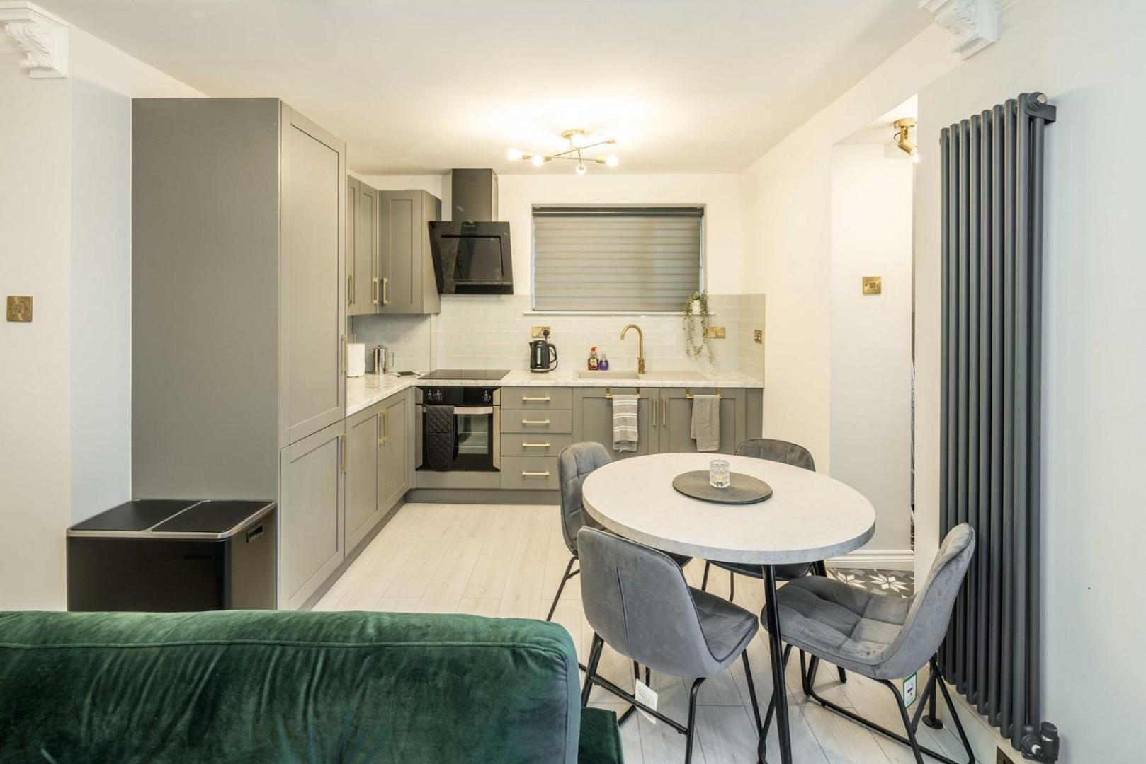 Spacious 1br Flat In Wanstead: Garden & Comfort