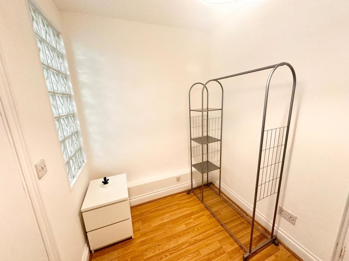 Flat-by Lewisham Train Station Apartment London