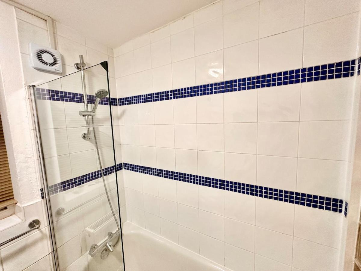 Flat-by Lewisham Train Station Apartment