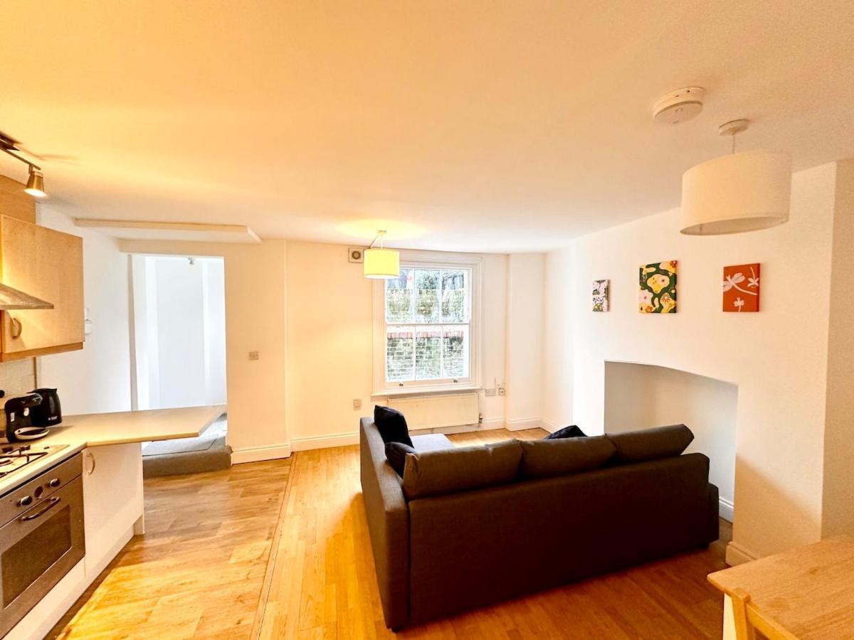 Flat-by Lewisham Train Station Apartment