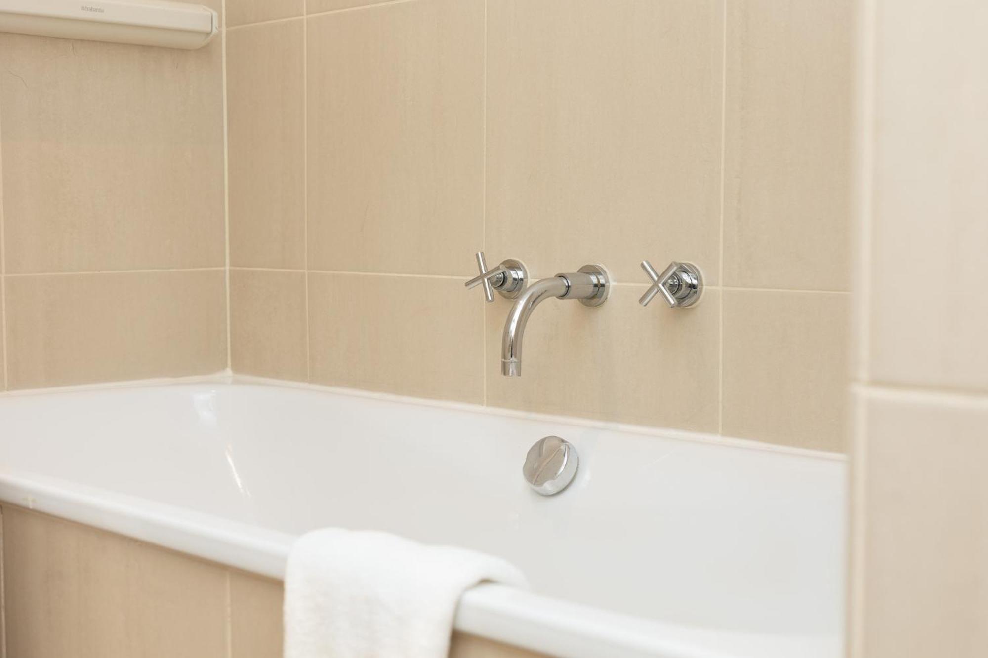 New Listing! Modern 3br, Prime Canary Wharf Apartment *