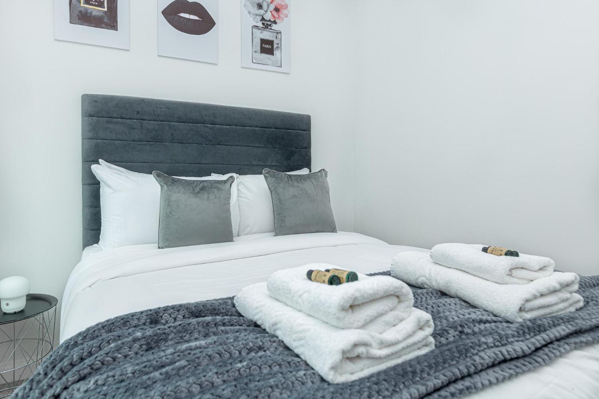 New Listing! Modern 3br, Prime Canary Wharf Apartment London