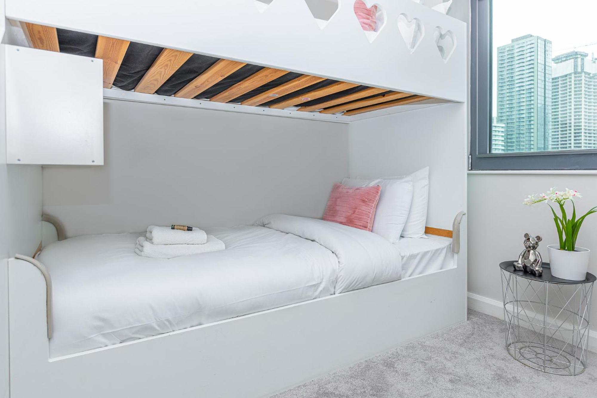New Listing! Modern 3br, Prime Canary Wharf *