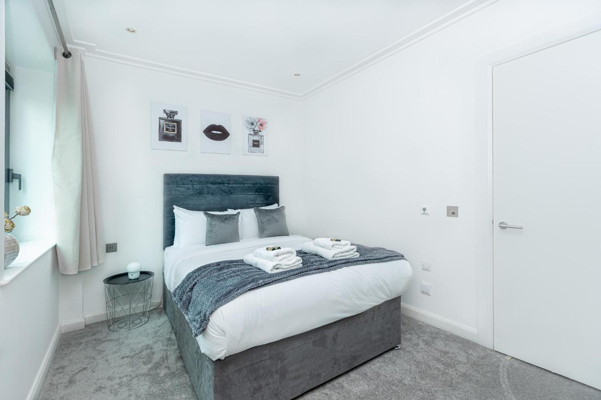 New Listing! Modern 3br, Prime Canary Wharf Apartment