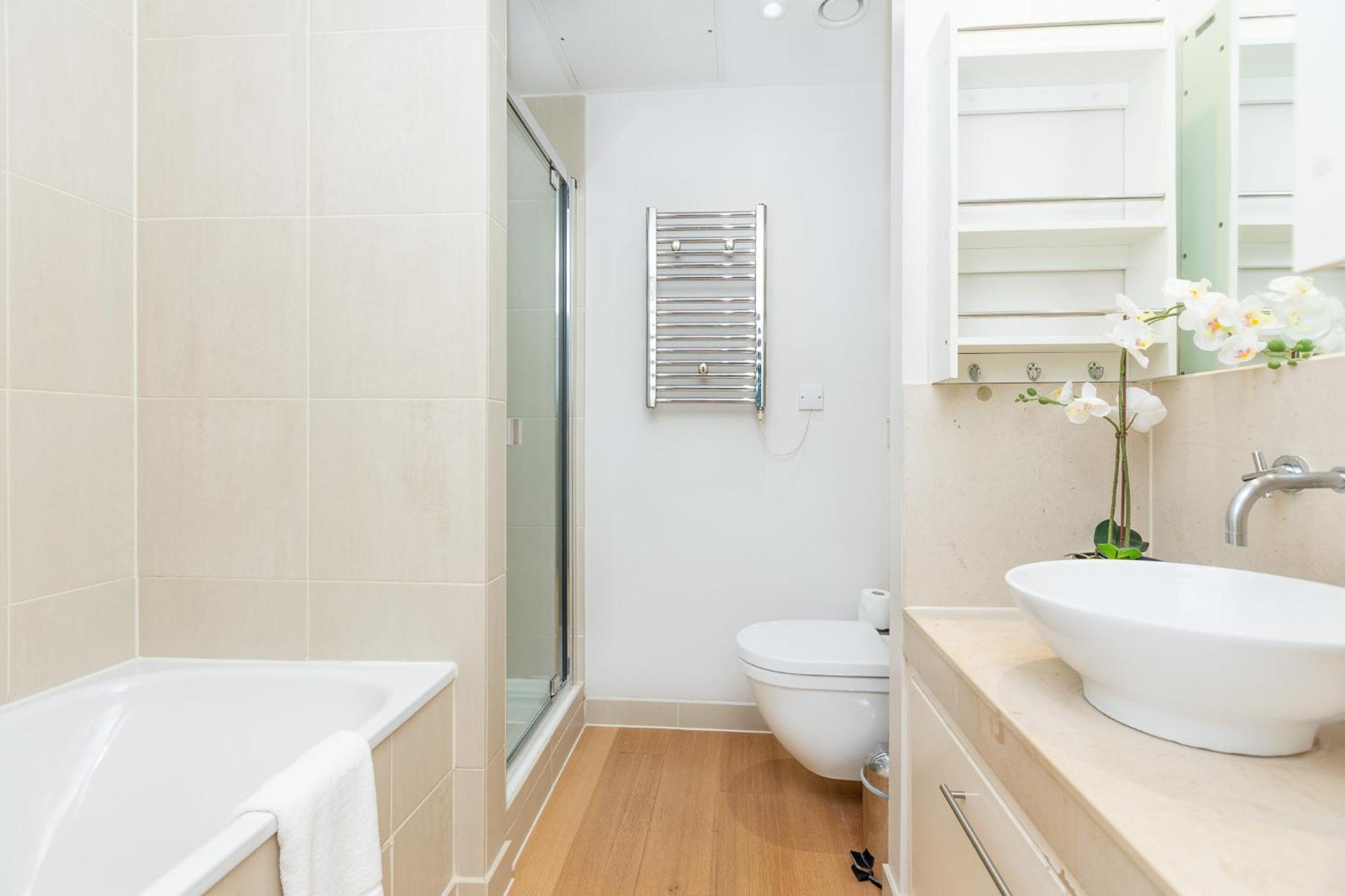 New Listing! Modern 3br, Prime Canary Wharf * London