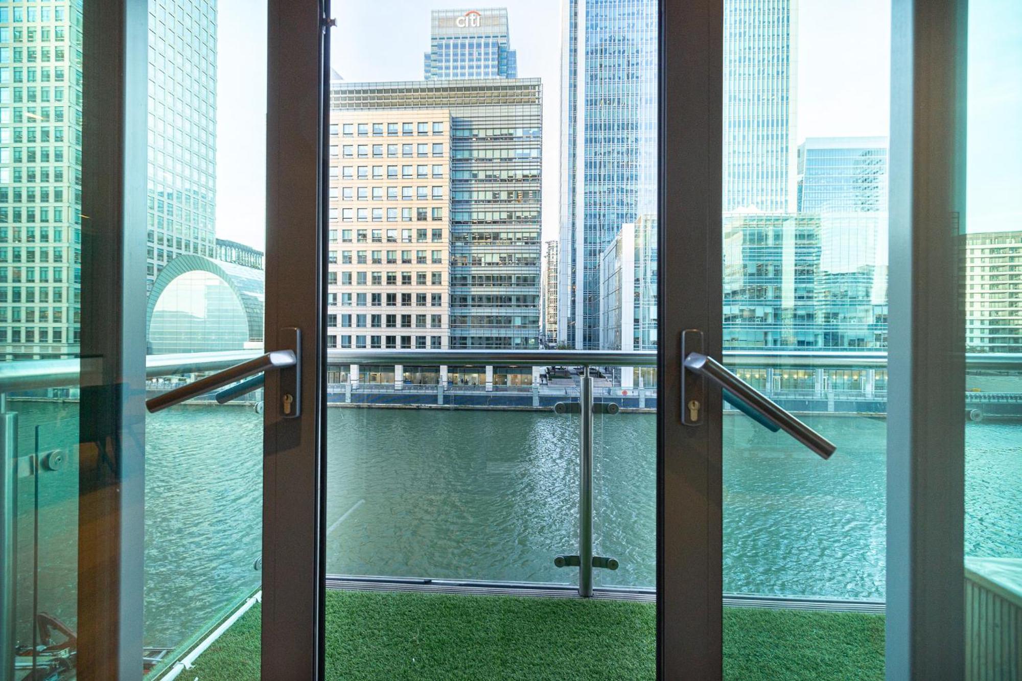 New Listing! Modern 3br, Prime Canary Wharf Apartment London