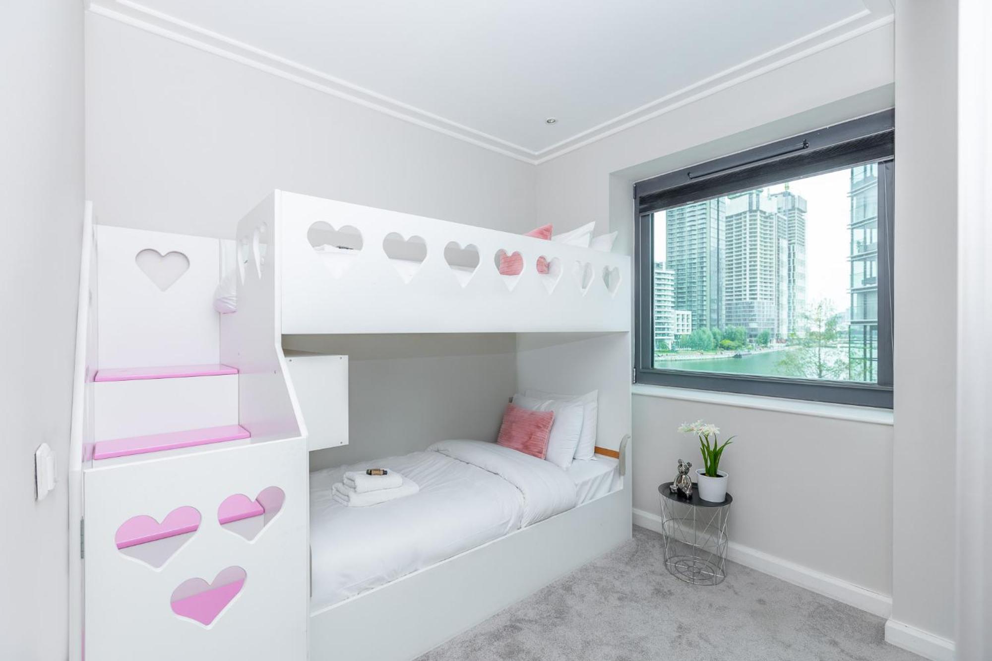 New Listing! Modern 3br, Prime Canary Wharf London