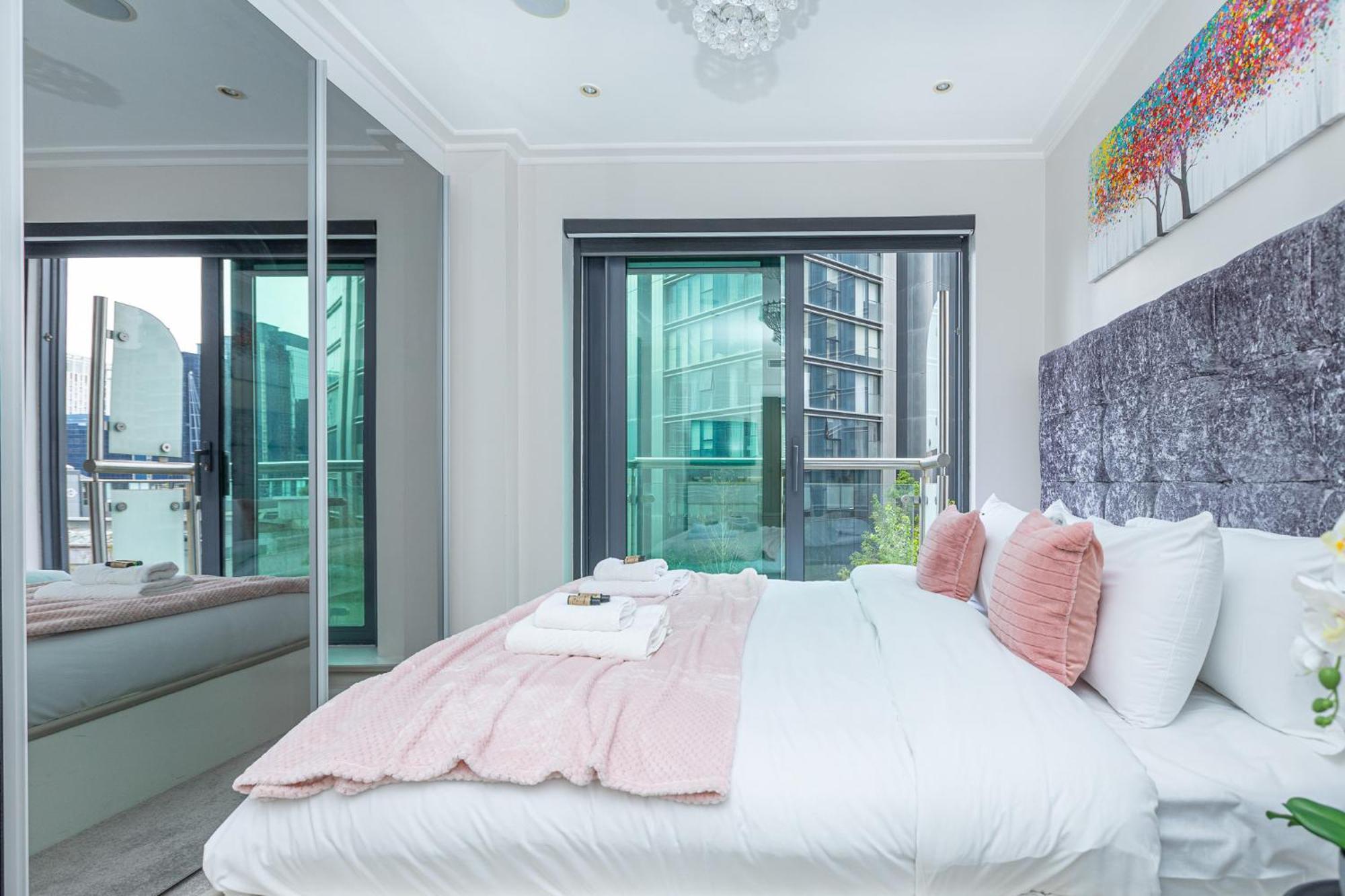 New Listing! Modern 3br, Prime Canary Wharf Apartment London
