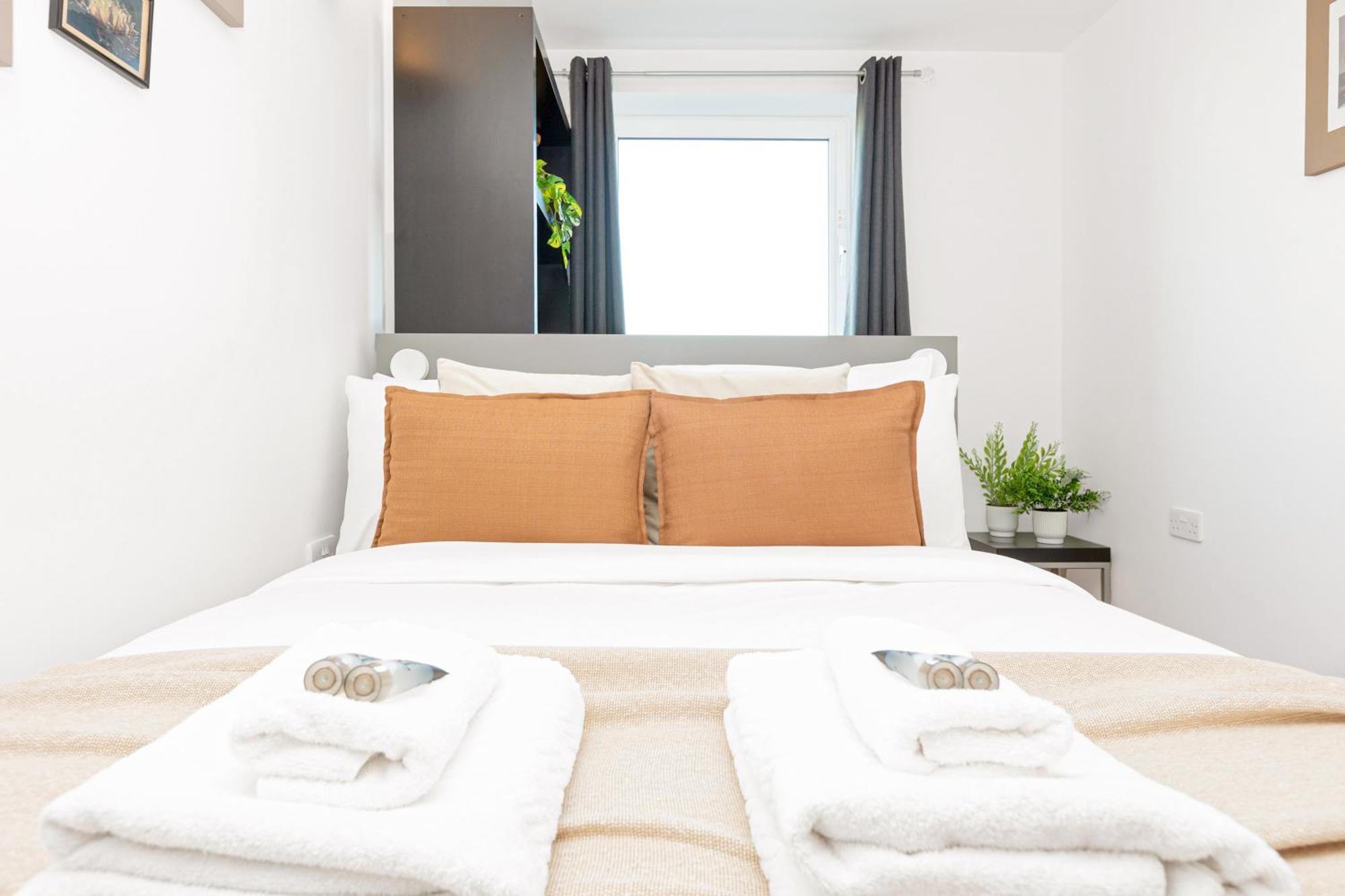 New Listing 2br With Parking, 10min Woolwich St London