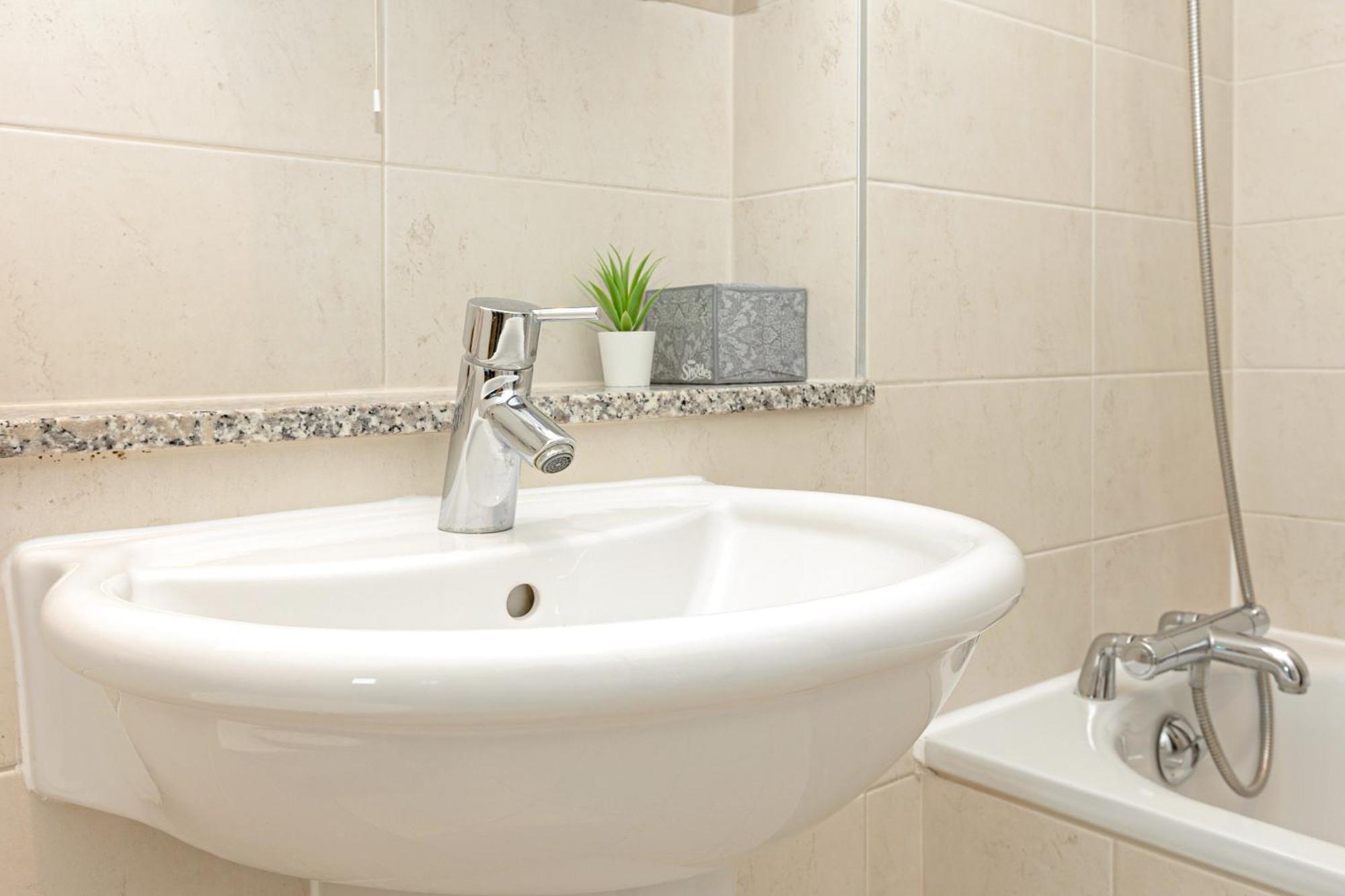 New Listing 2br With Parking, 10min Woolwich St Apartment