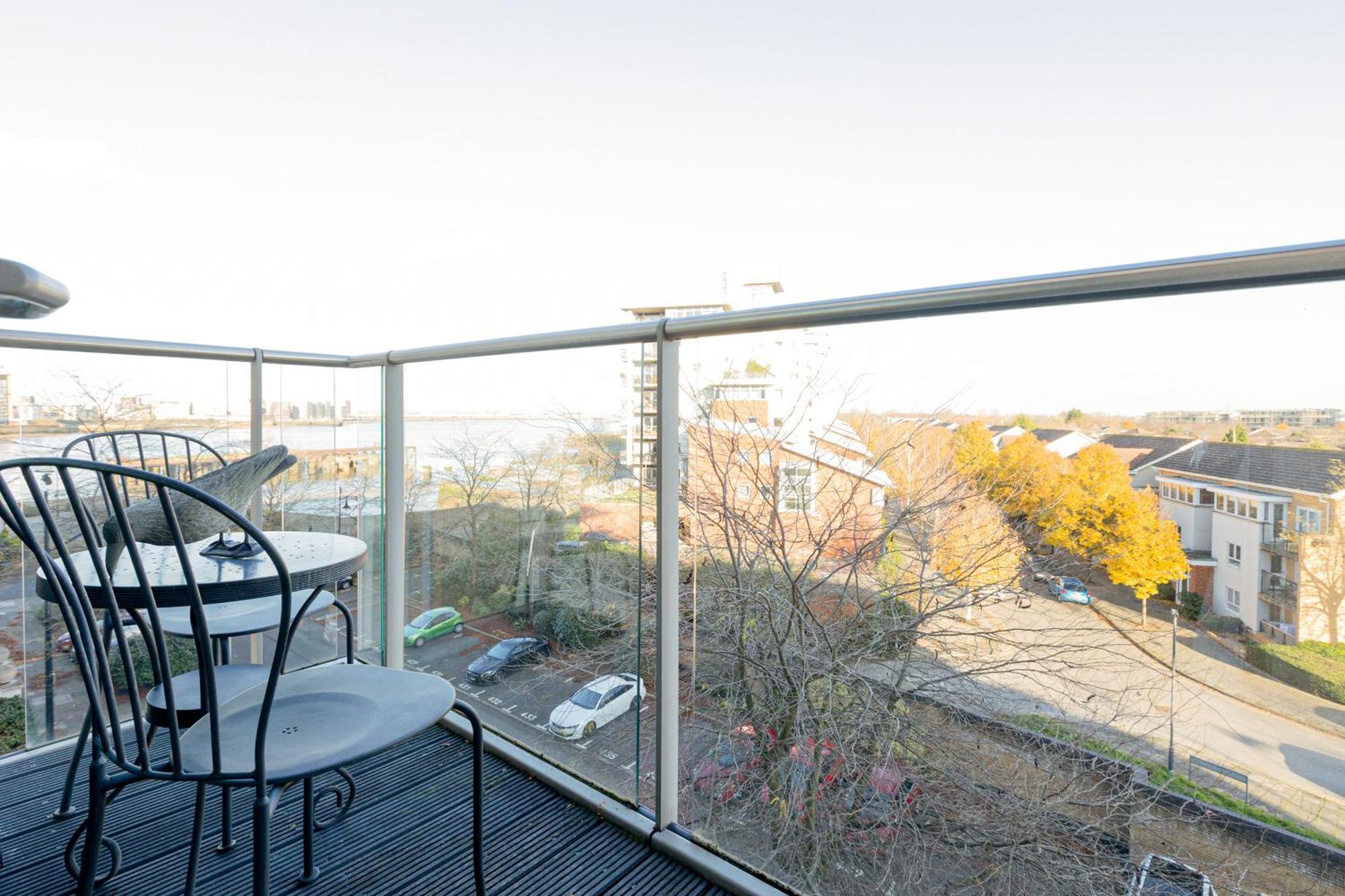 New Listing 2br With Parking, 10min Woolwich St Apartment