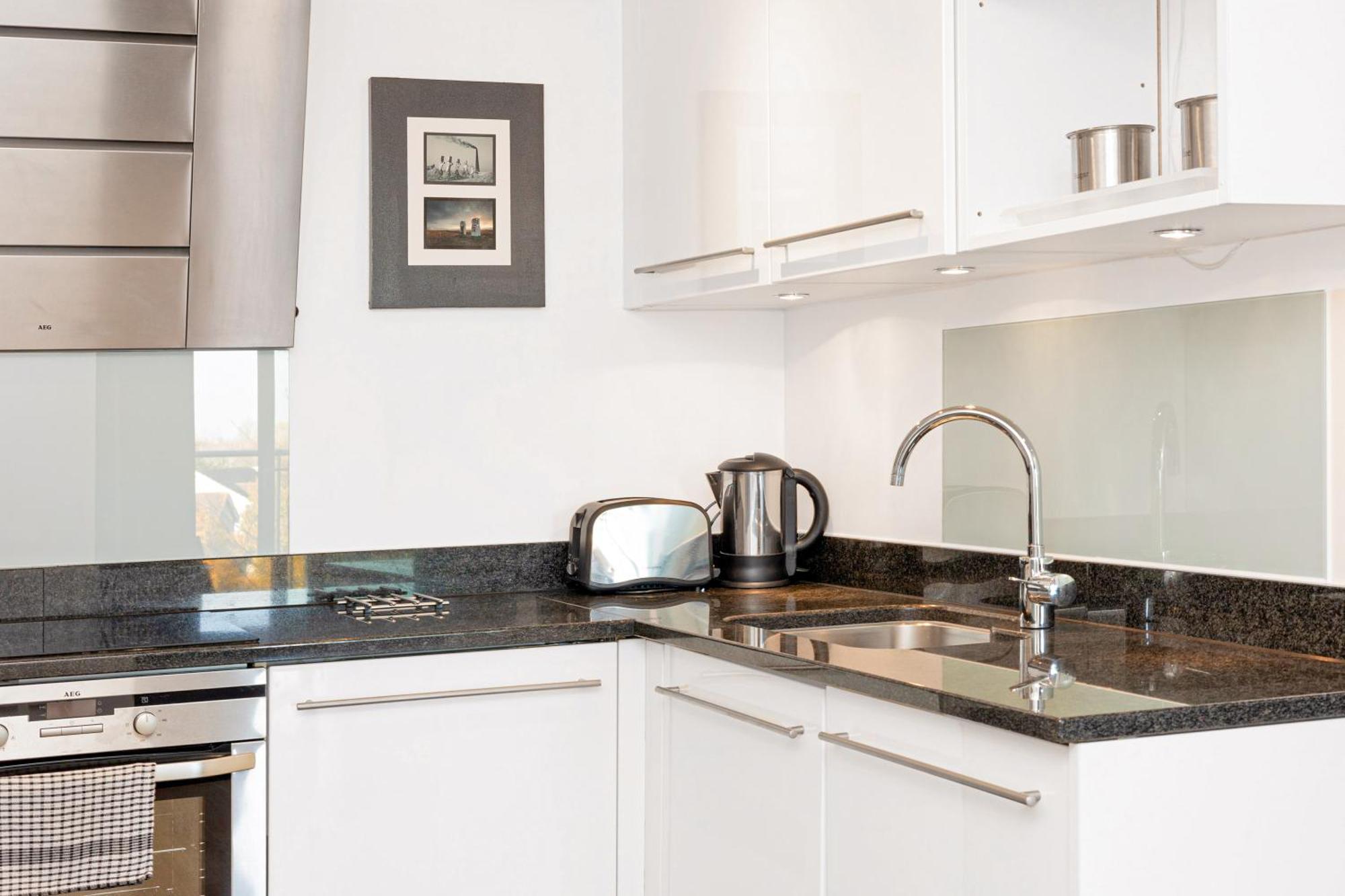 New Listing 2br With Parking, 10min Woolwich St Apartment *