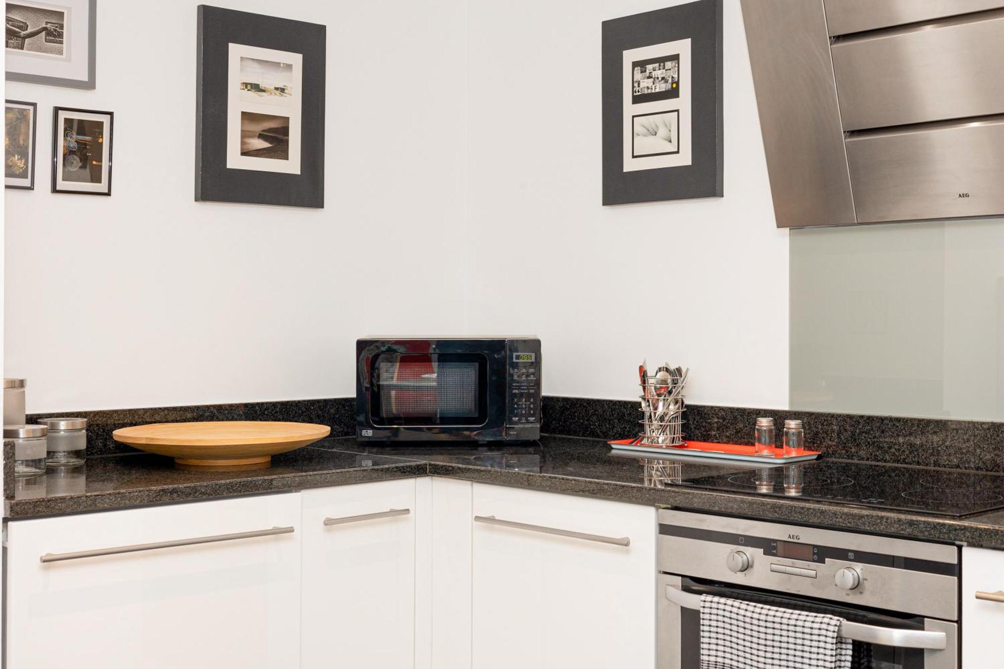 New Listing 2br With Parking, 10min Woolwich St London