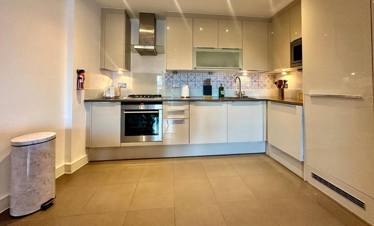 Zone 1 4 Mins From Major Station *