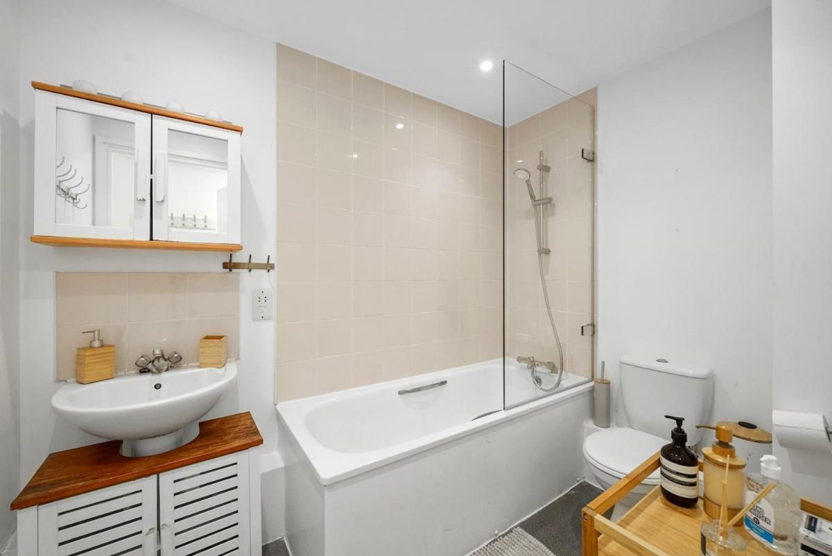 Modern In Canary Wharf Business Hub Apartment London