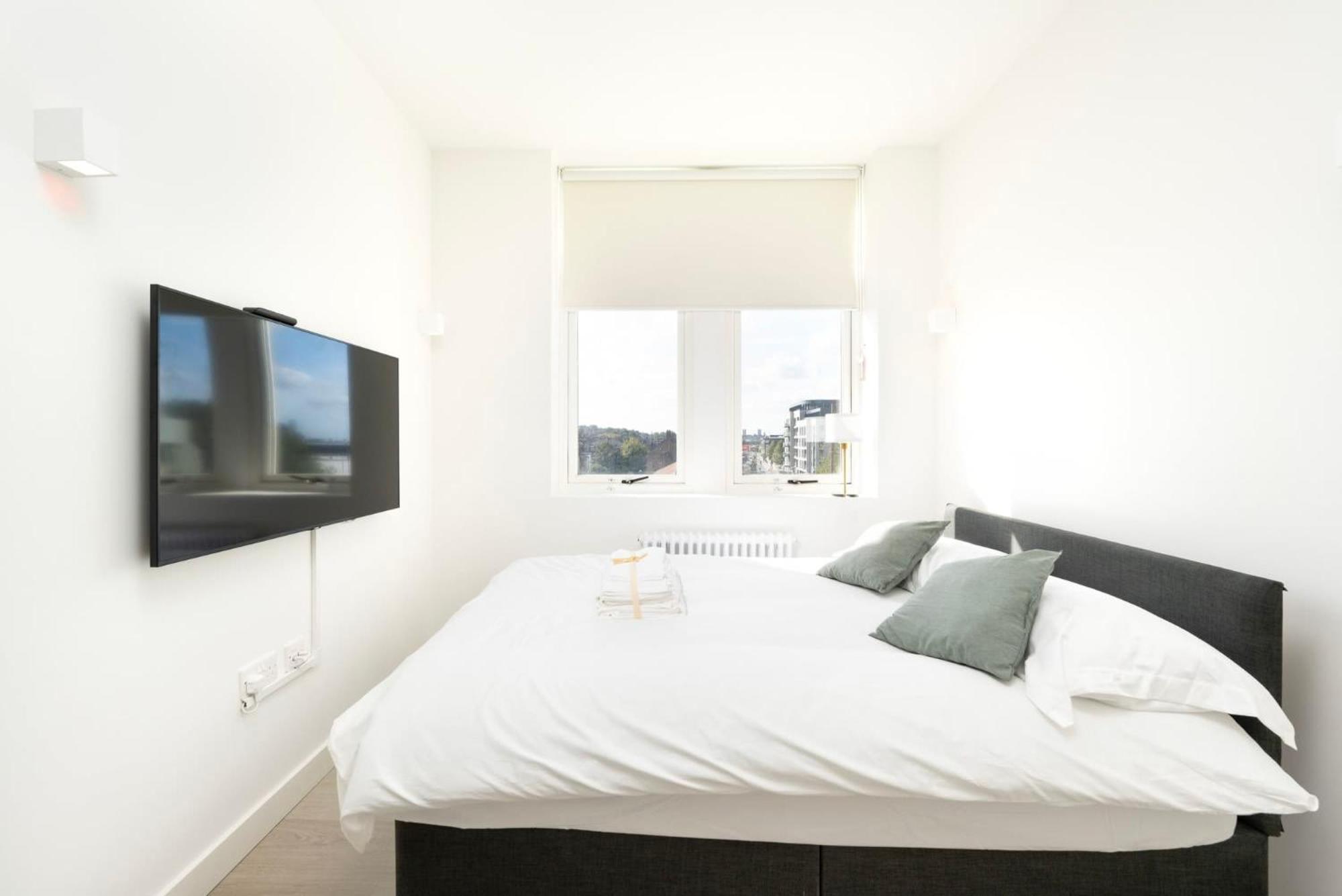Modern Living At Antigallican In * London