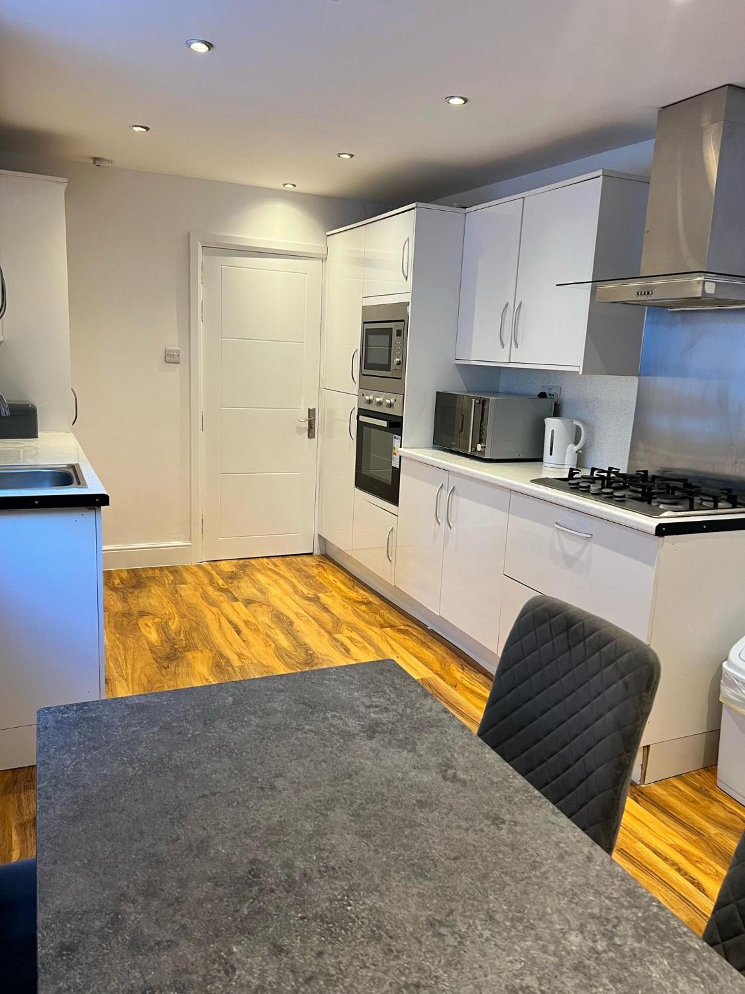 93 West Road Guest house *