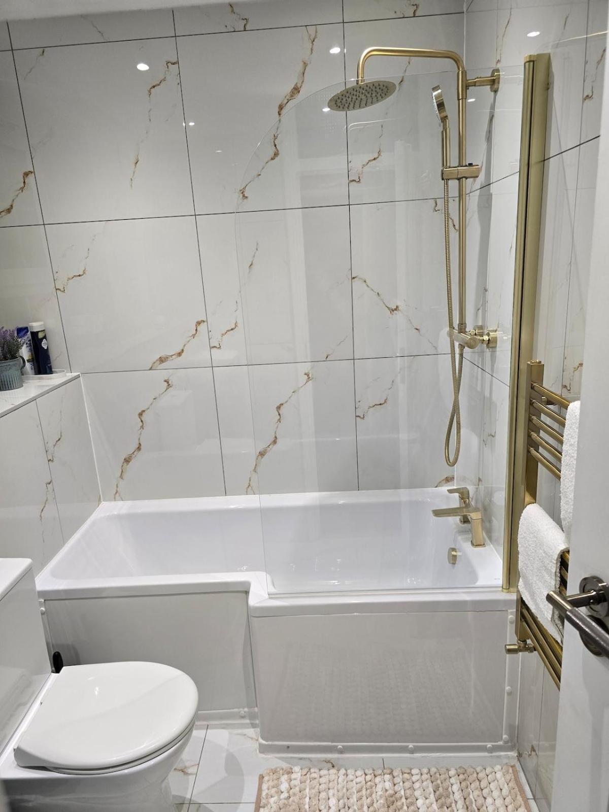 Contemporary & Spacious 1bd - Fireplace With Modern Comforts Apartment *