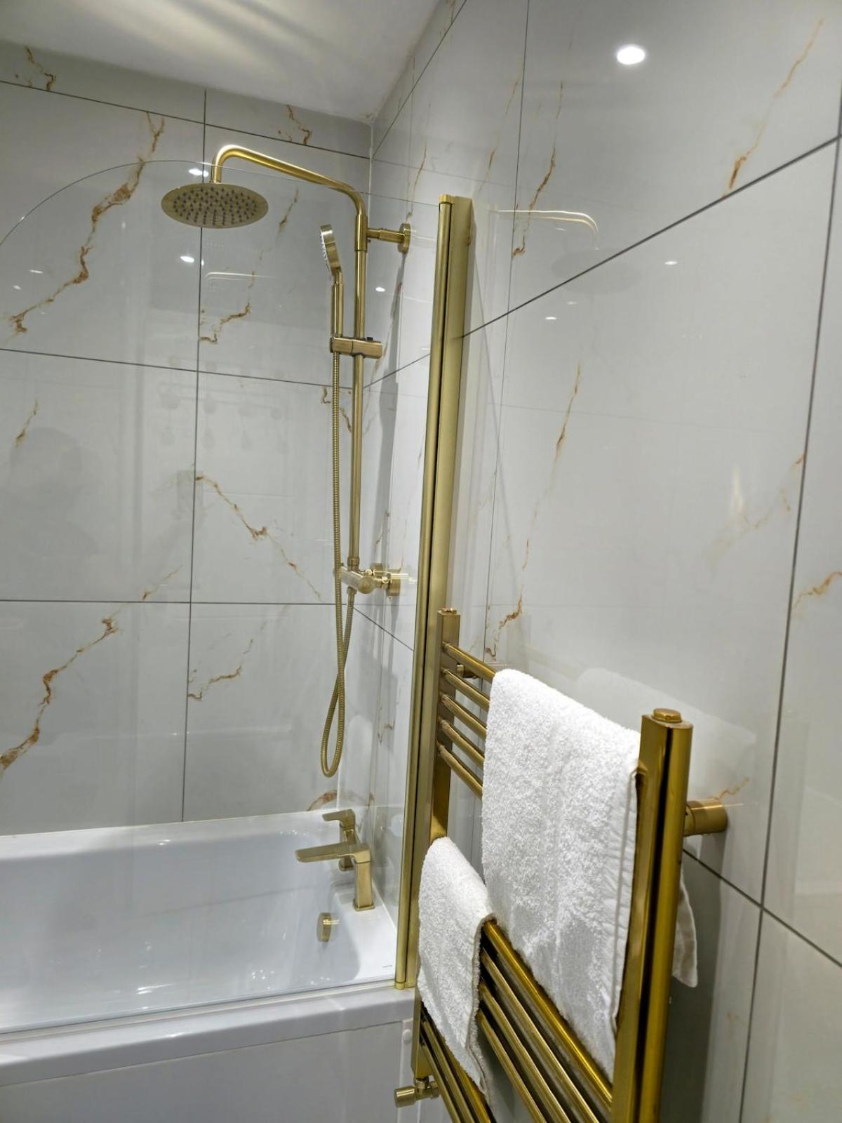 Contemporary & Spacious 1bd - Fireplace With Modern Comforts *