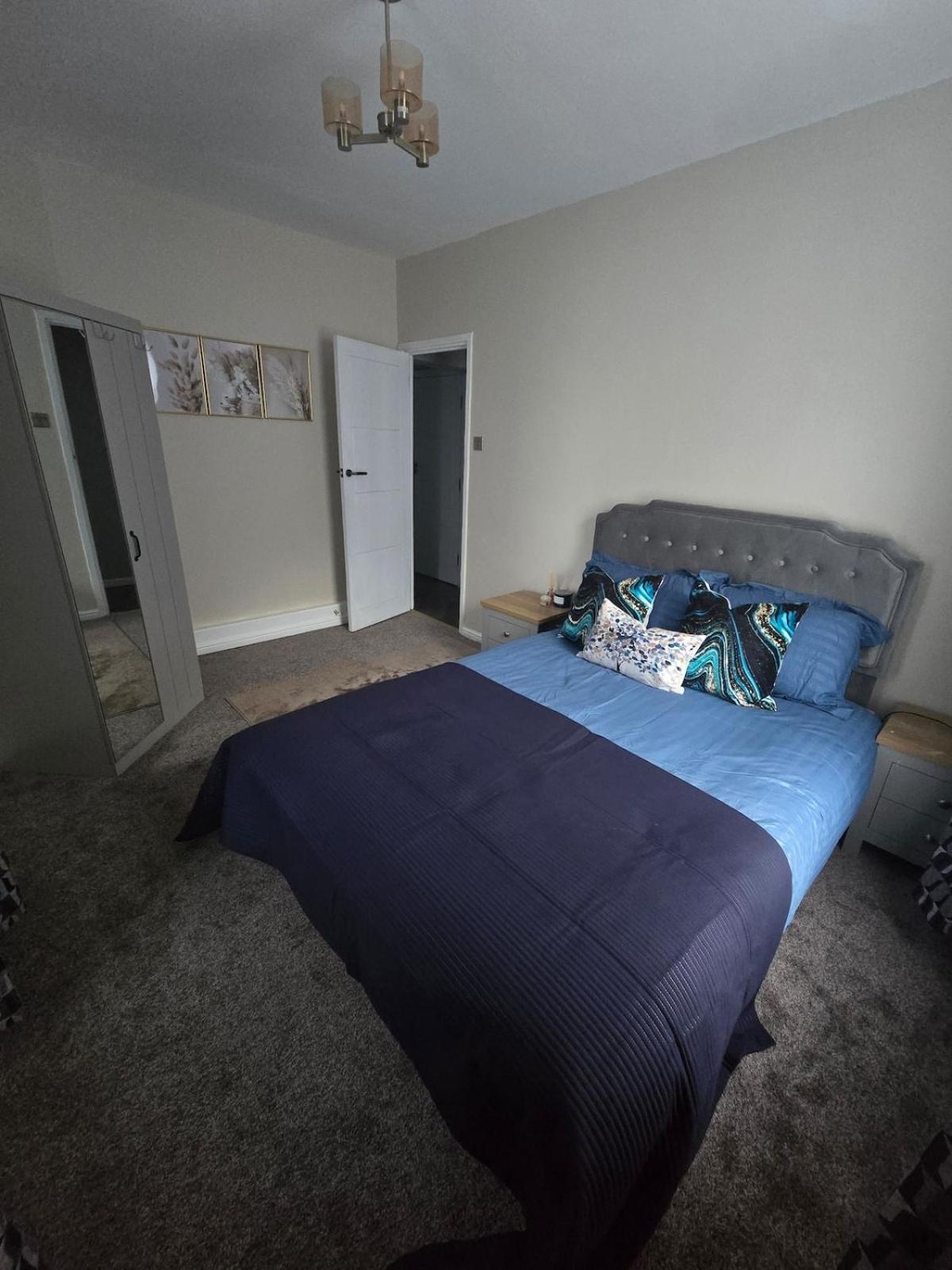 Contemporary & Spacious 1bd - Fireplace With Modern Comforts * London