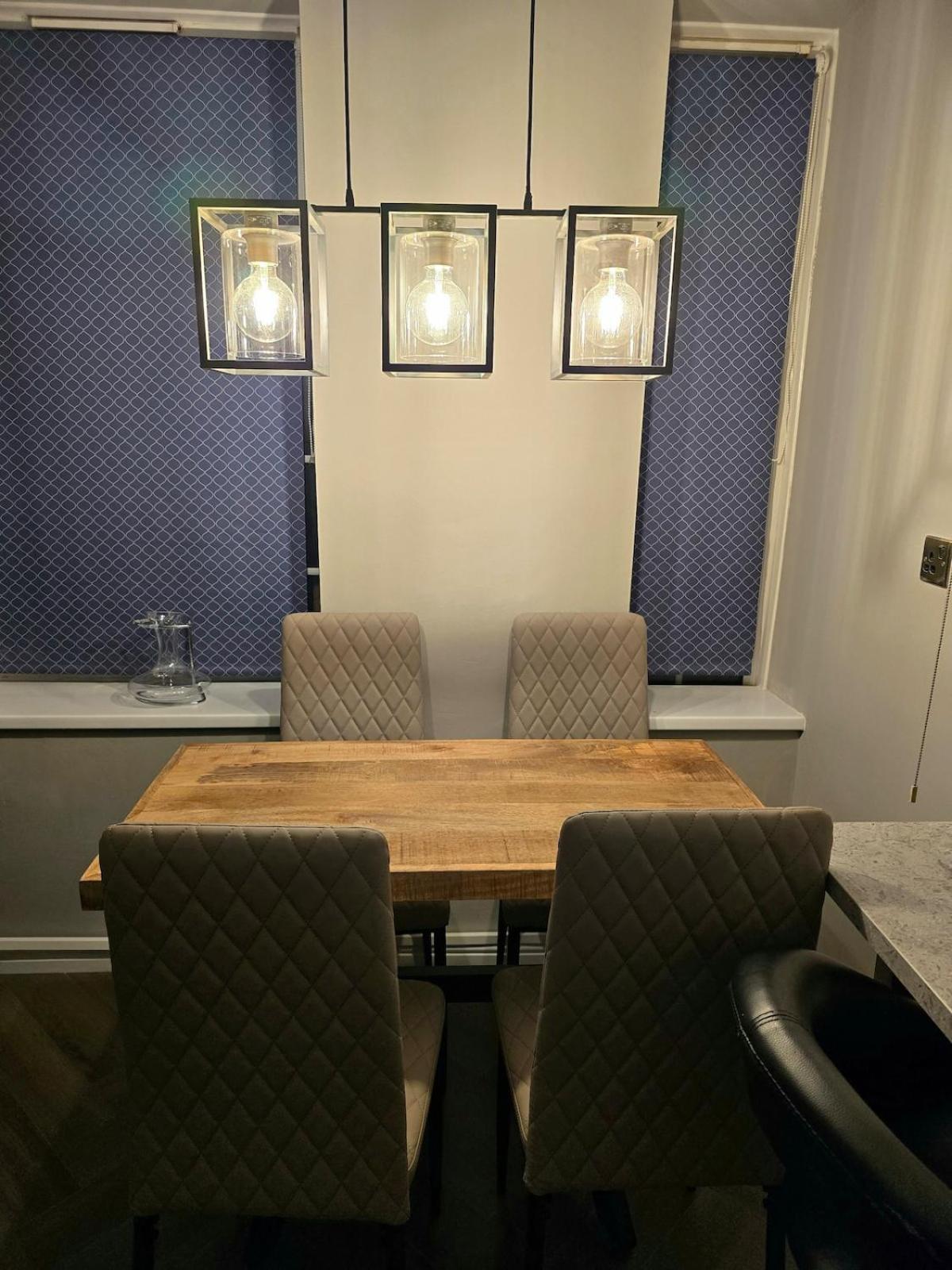 Contemporary & Spacious 1bd - Fireplace With Modern Comforts London
